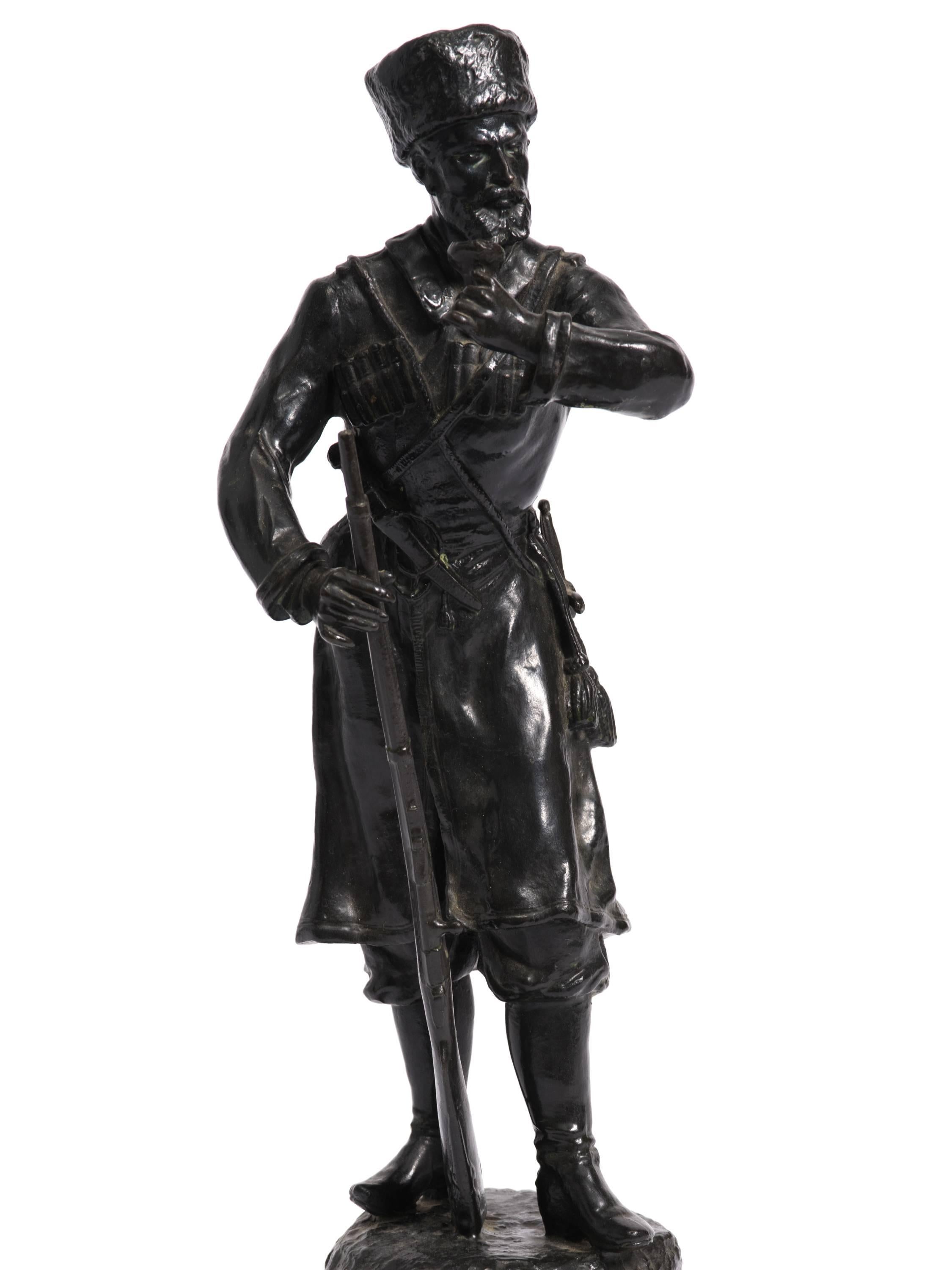 Figurine russe en bronze représentant un cosaque. Il est signé.