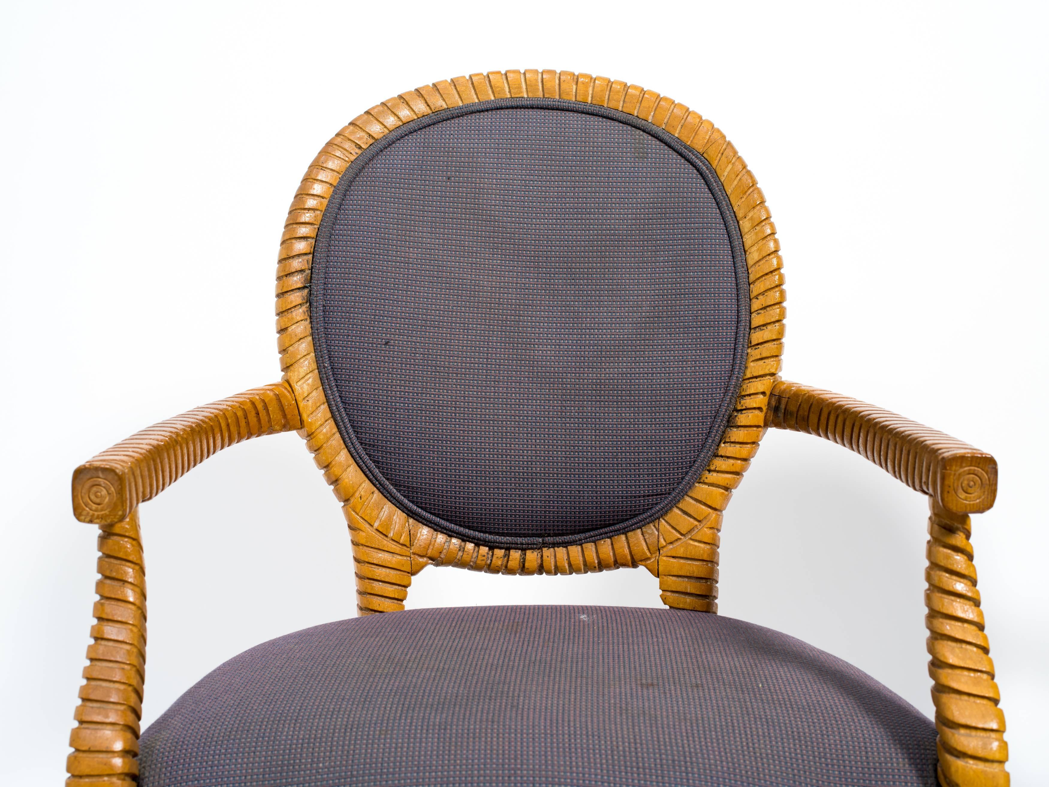 Fin du 20e siècle Paire de fauteuils tapissés en bois sculpté en vente