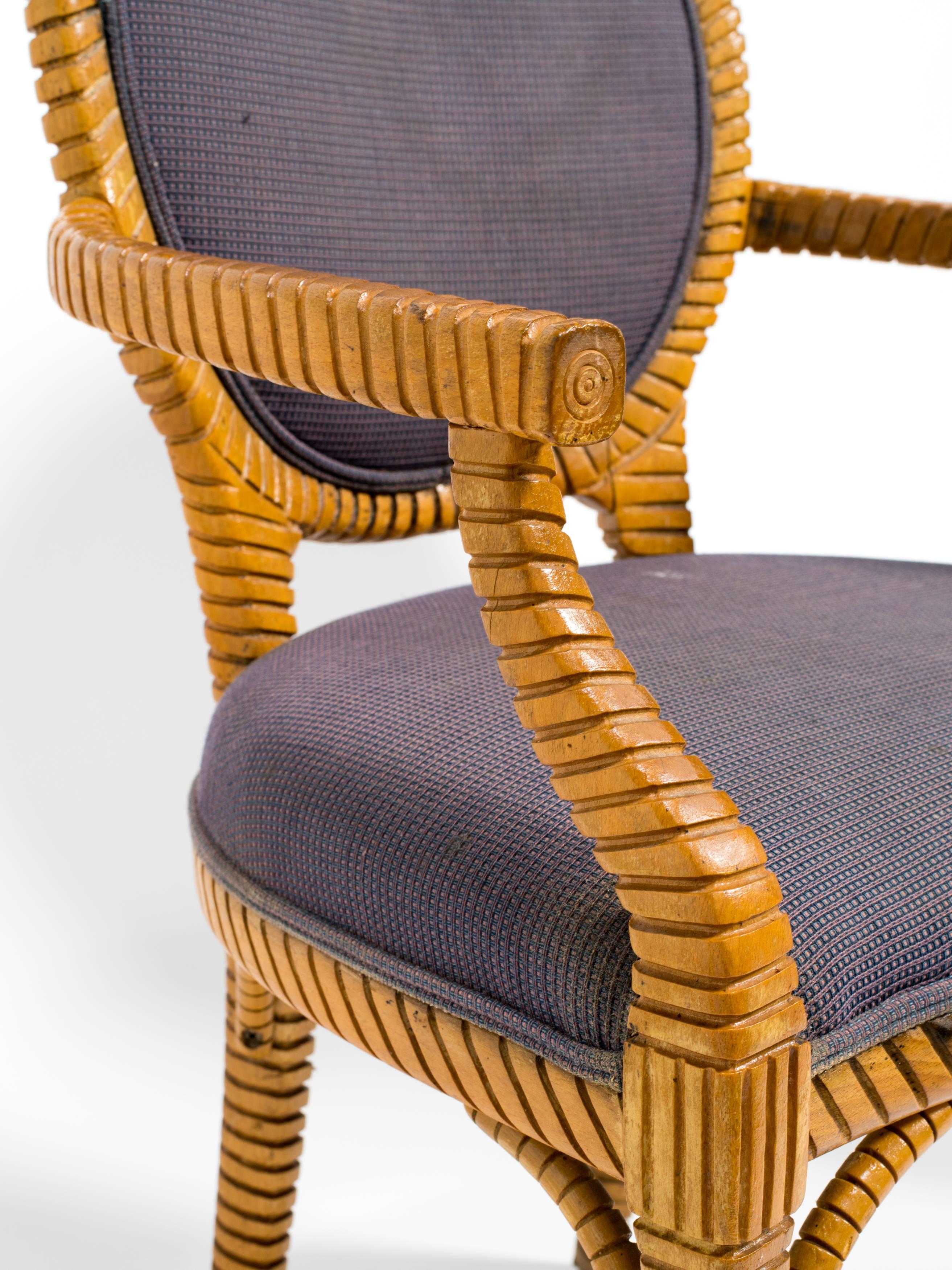 Bois Paire de fauteuils tapissés en bois sculpté en vente