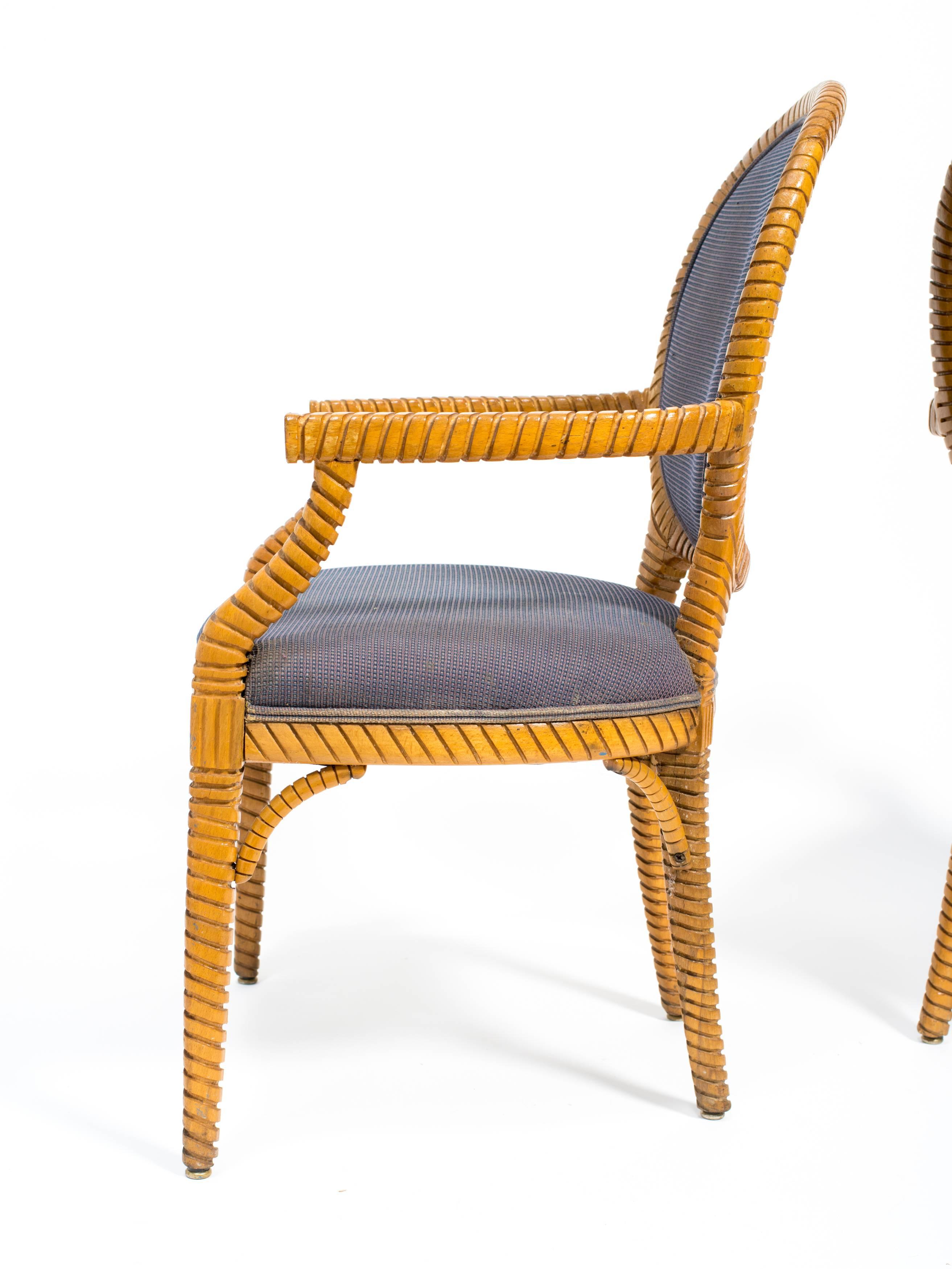 Paire de fauteuils tapissés en bois sculpté en vente 3