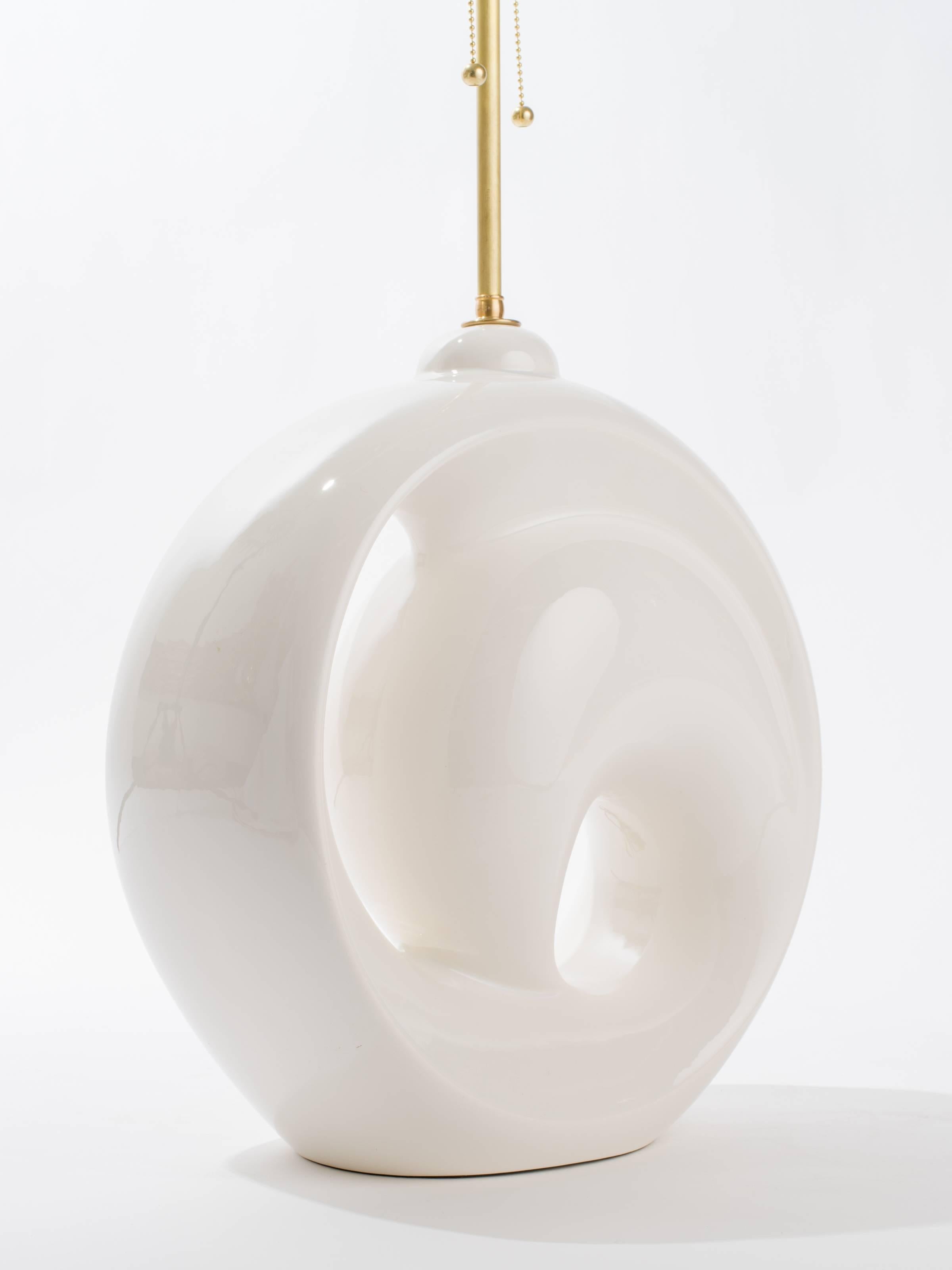 Américain Grande lampe sculpturale en céramique blanche en vente