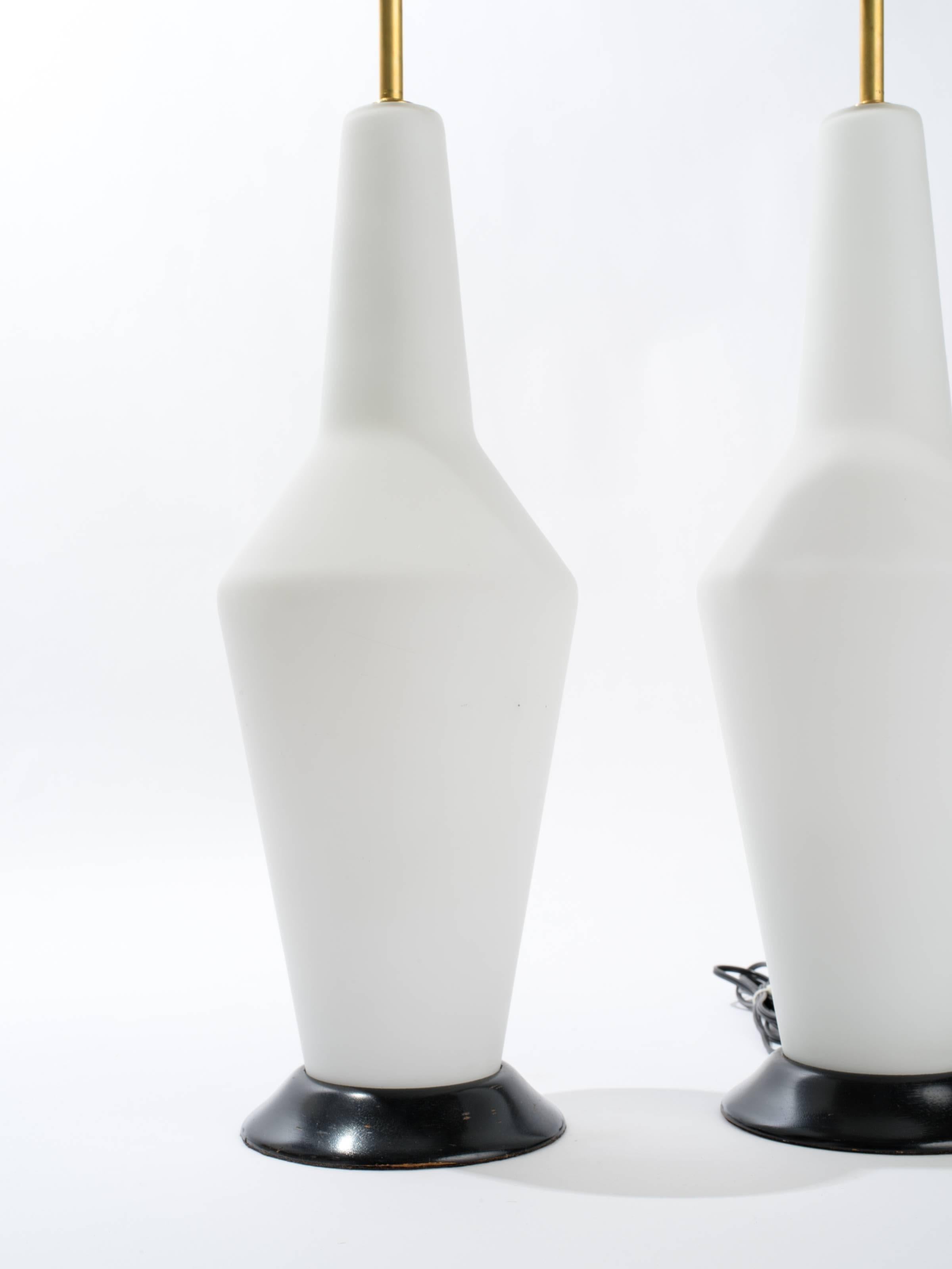 Ein Paar Lampen aus undurchsichtigem weißem Glas aus der Mitte des Jahrhunderts (20. Jahrhundert) im Angebot