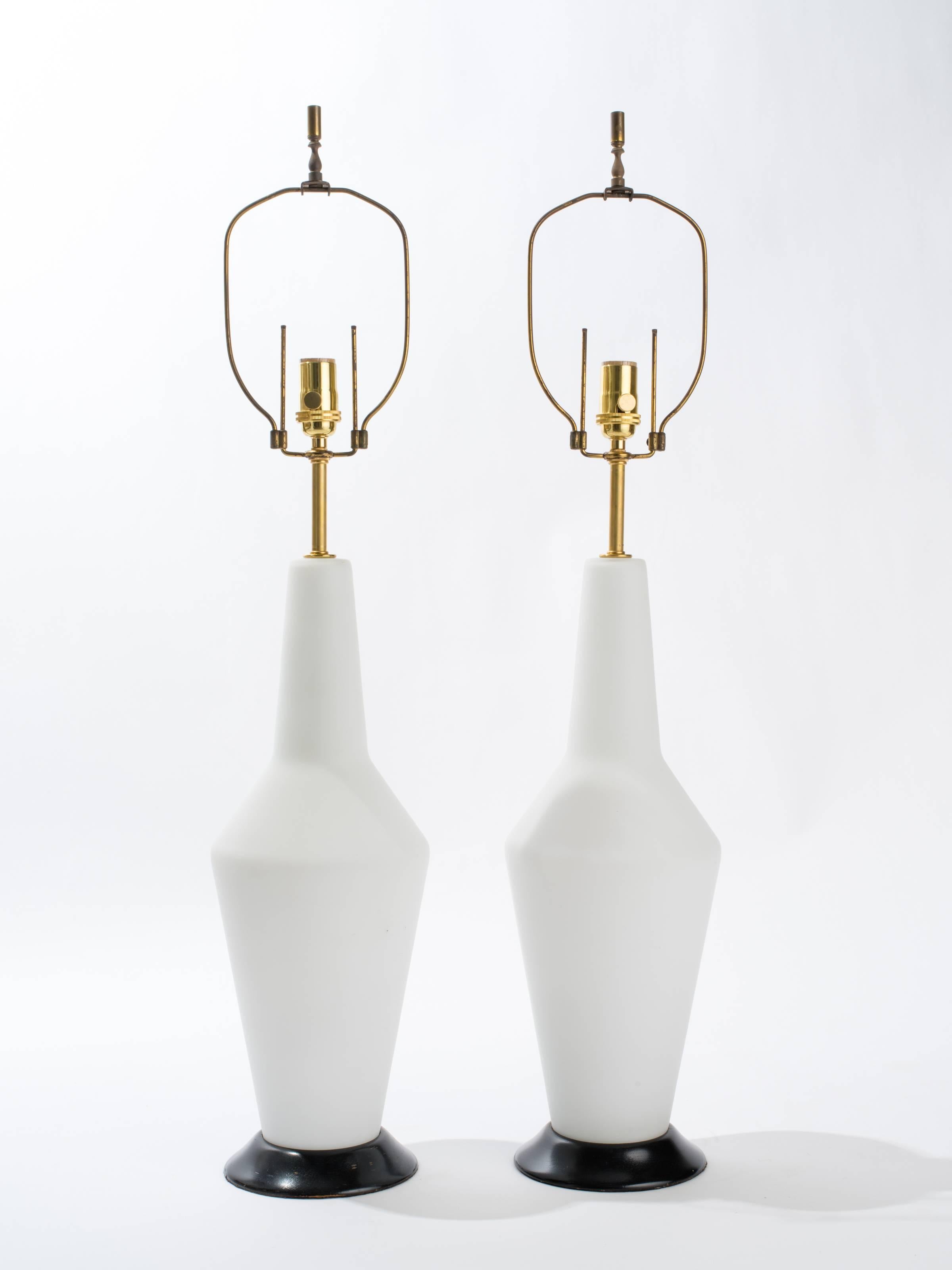 Ein Paar Lampen aus undurchsichtigem weißem Glas aus der Mitte des Jahrhunderts im Zustand „Gut“ im Angebot in Tarrytown, NY