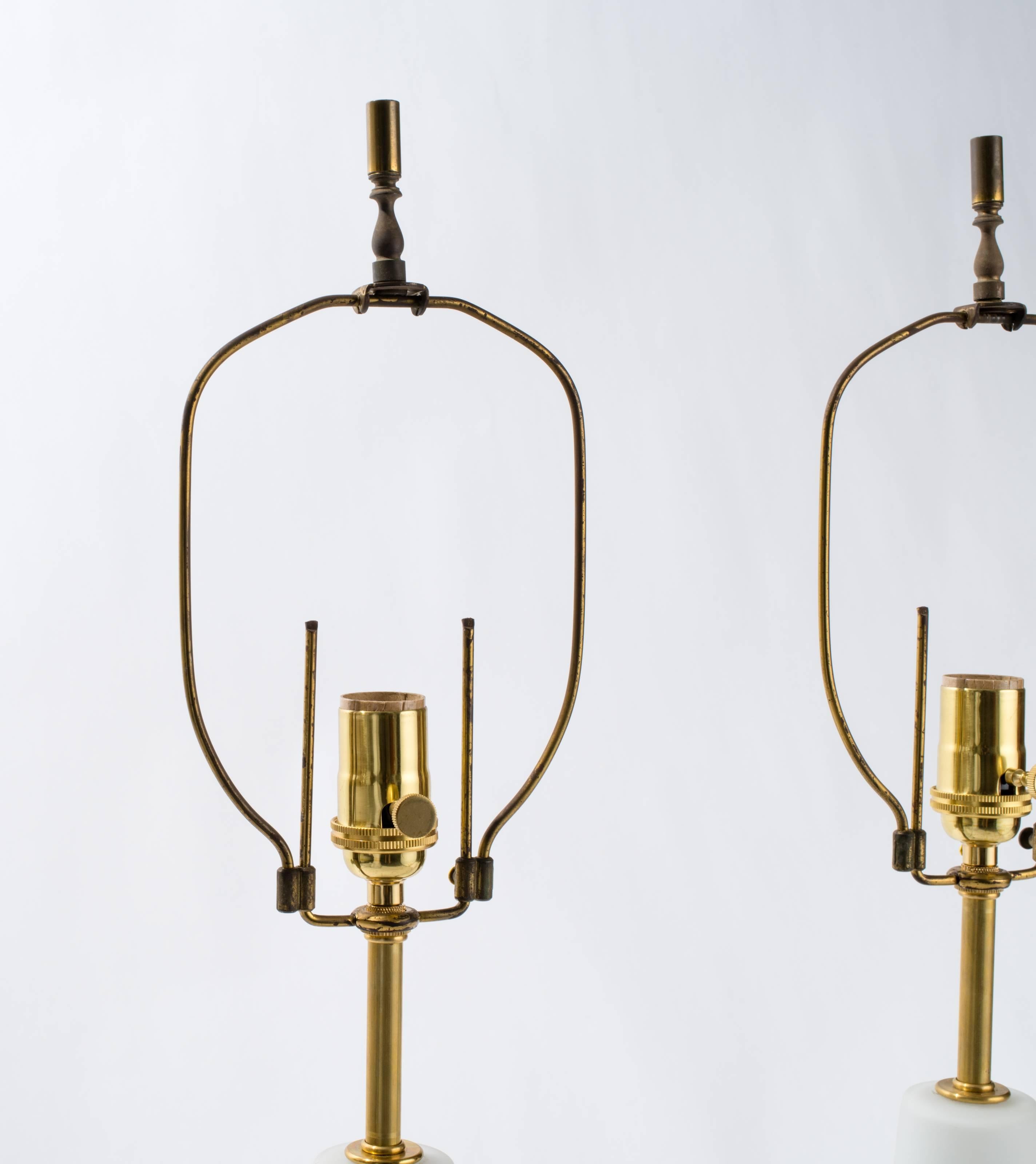Lampes de table en verre soufflé et base en bois des années 1950.
Câblage refait à neuf avec des prises en laiton. Harpe réglable d'origine.