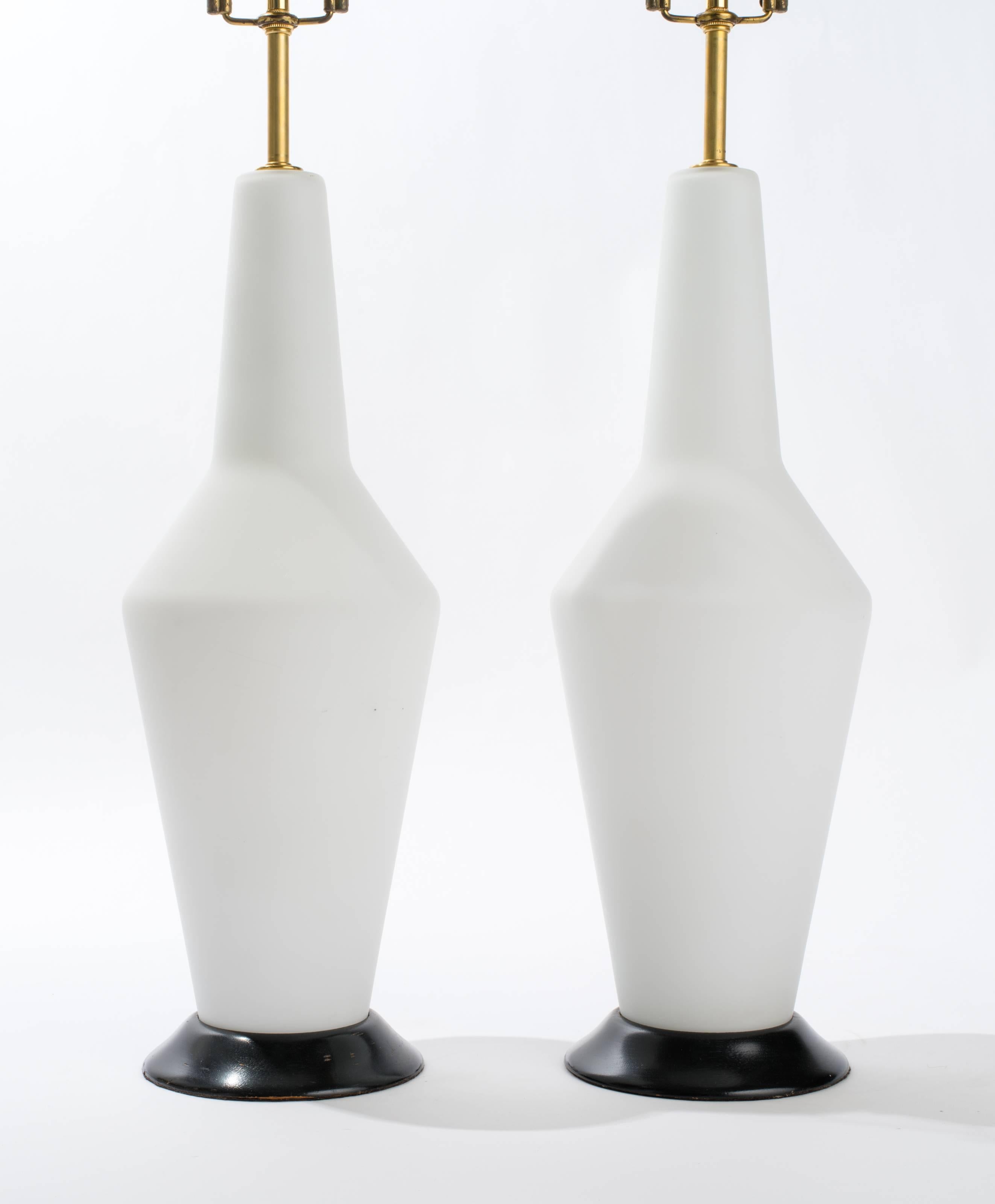 Ein Paar Lampen aus undurchsichtigem weißem Glas aus der Mitte des Jahrhunderts (amerikanisch) im Angebot
