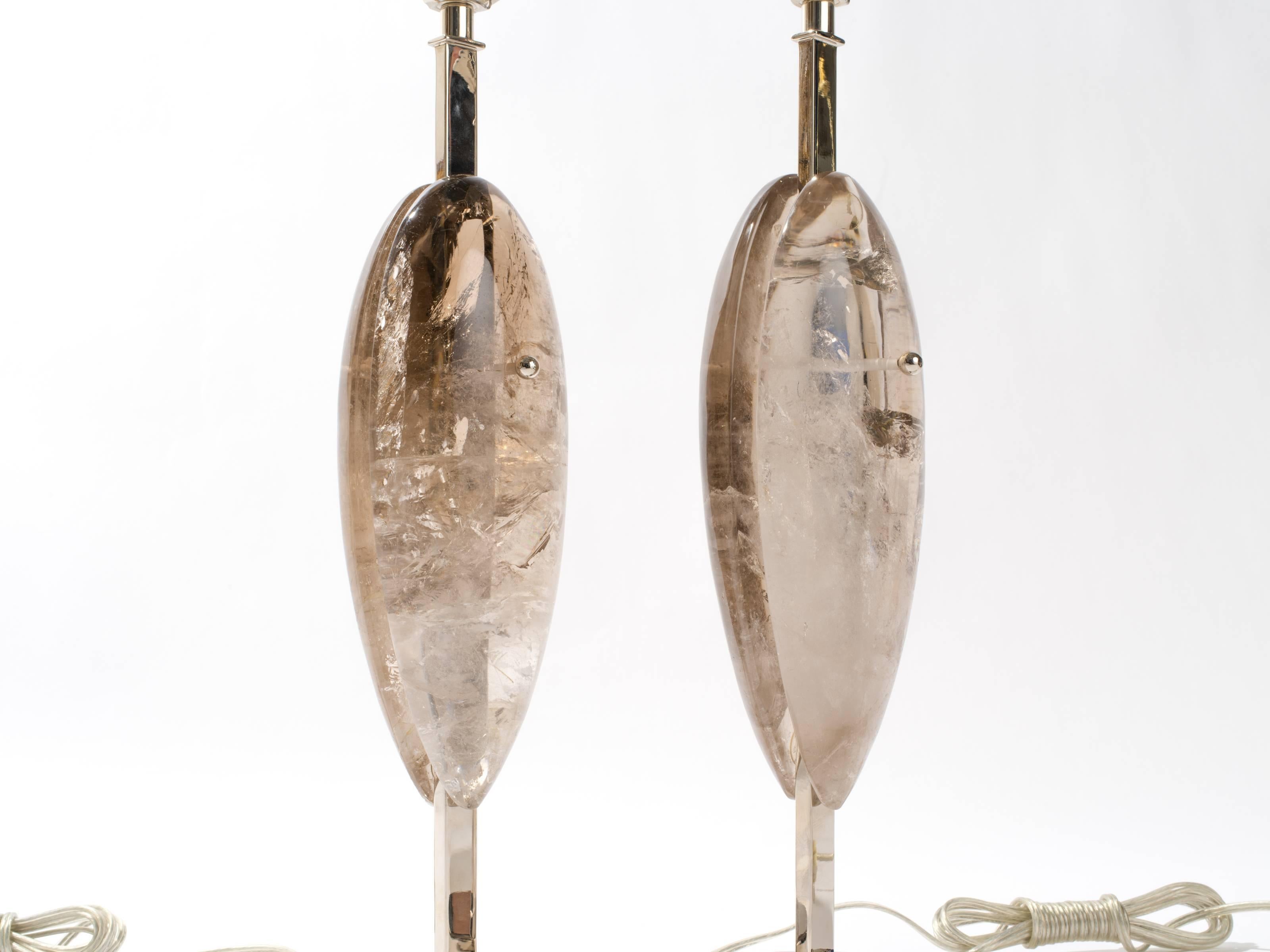Sculpté à la main Paire de lampes modernes en cristal de roche fumé-Collection Eon en vente