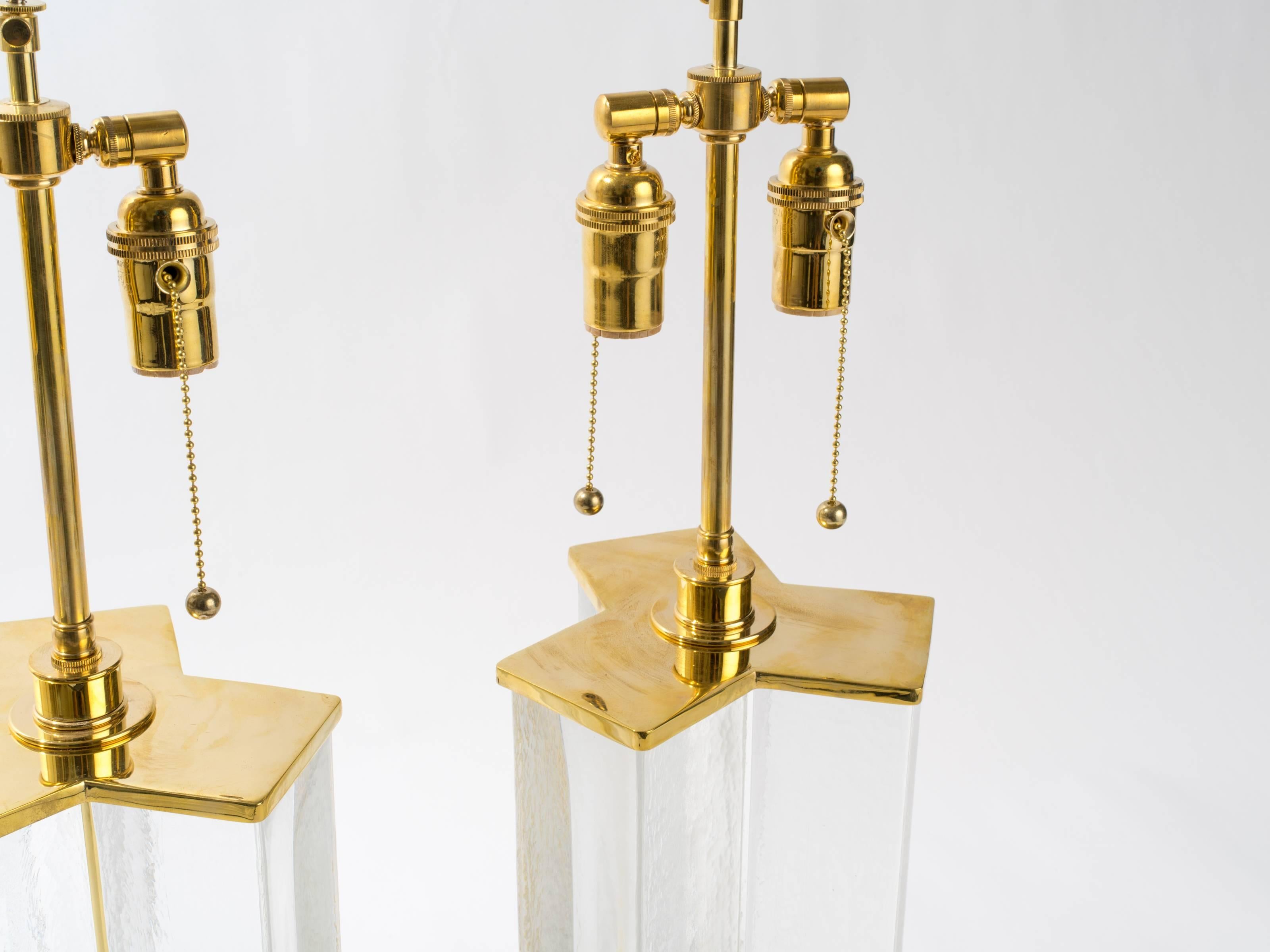 Américain Lampes de table à colonne en verre moulé texturé en vente