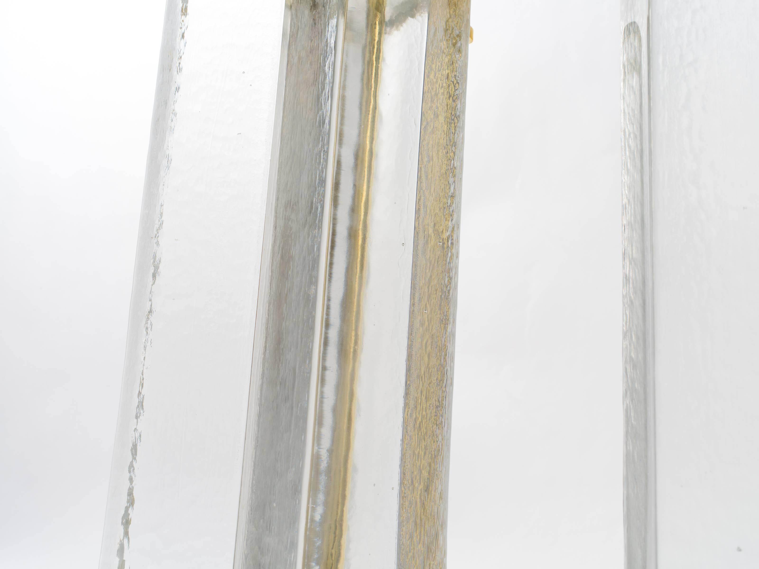 Laiton Lampes de table à colonne en verre moulé texturé en vente