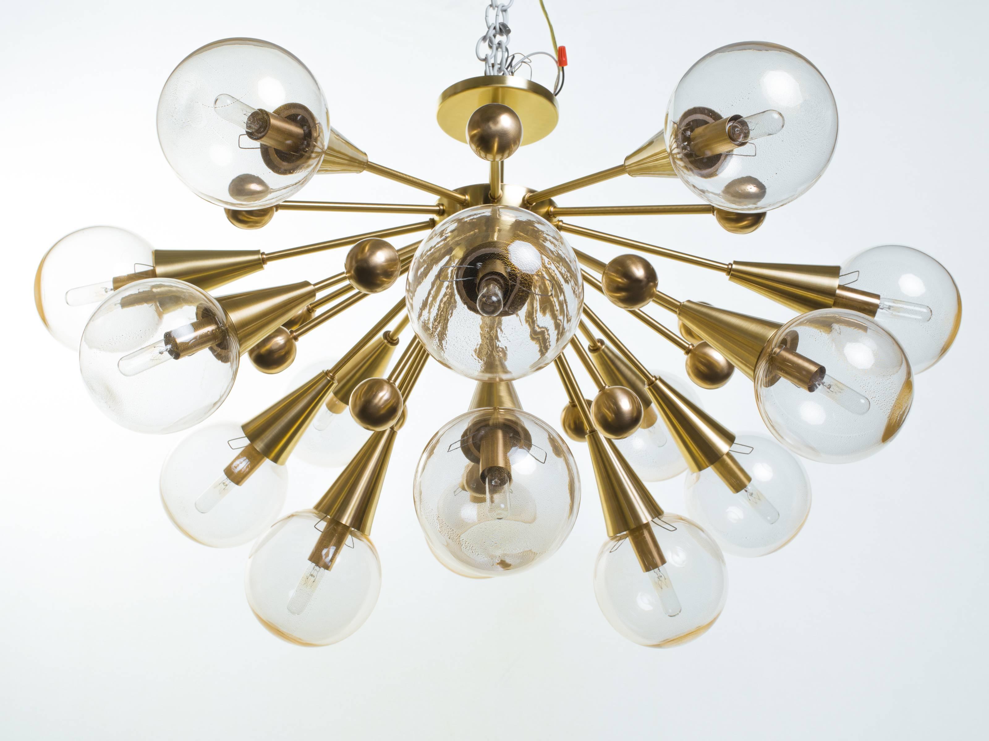 Lustre Sputnik composé de 15 lampes et de 16 sphères décoratives en laiton, produit par Spark Interior.
Globes en verre avec des mouchetures en or 24 carats.
Fabriqué sur commande et disponible en différentes finitions.