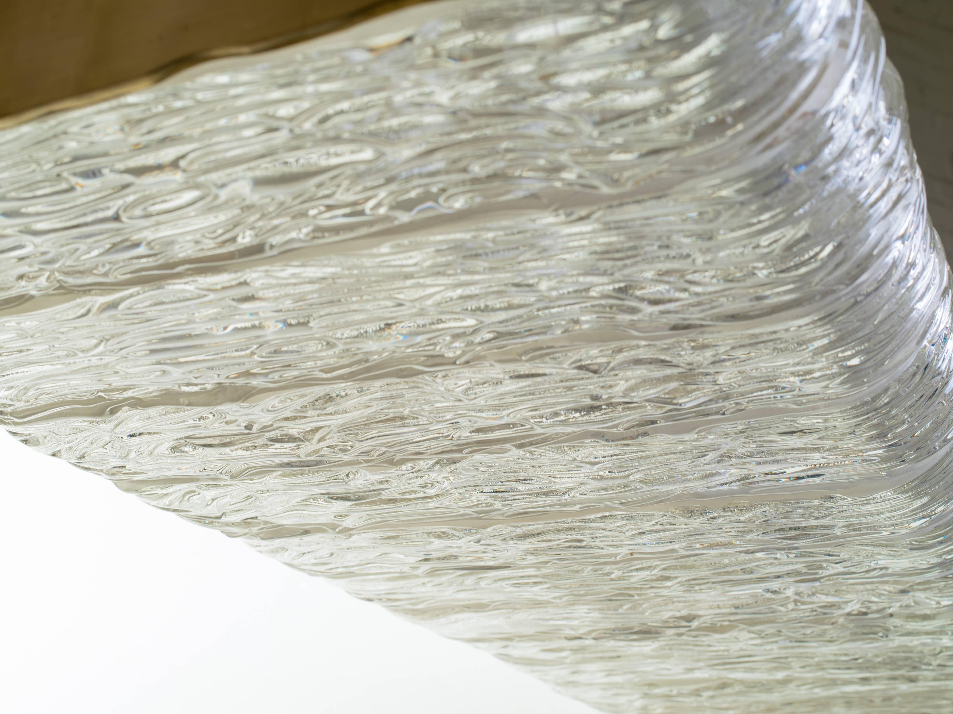 Großer italienischer Kronleuchter aus strukturiertem Glas im Zustand „Gut“ im Angebot in Tarrytown, NY
