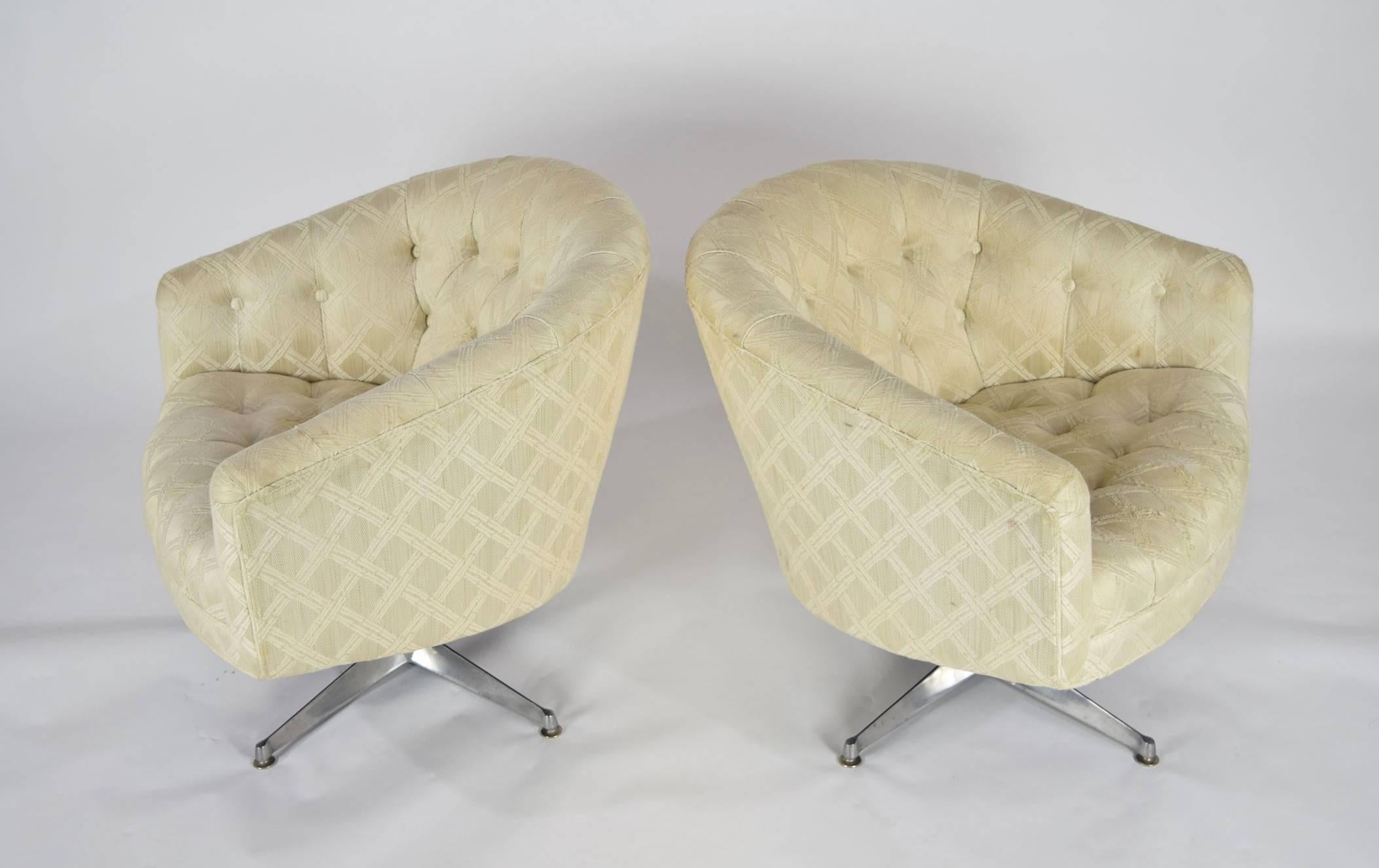 A comfortable pair of Ward Bennett style lounge or club chairs with a swivel base and tufted seat and back by Woodmark.