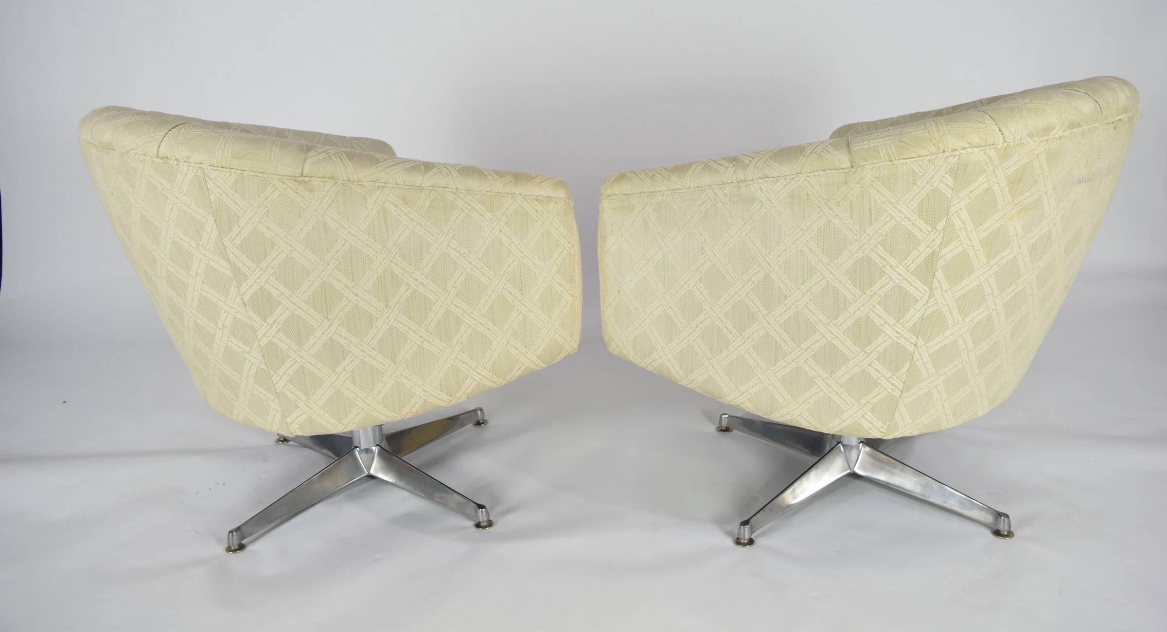 Mid-Century Modern Pair of Woodmark Swivel Lounge, Club or Office Chairs For Sale