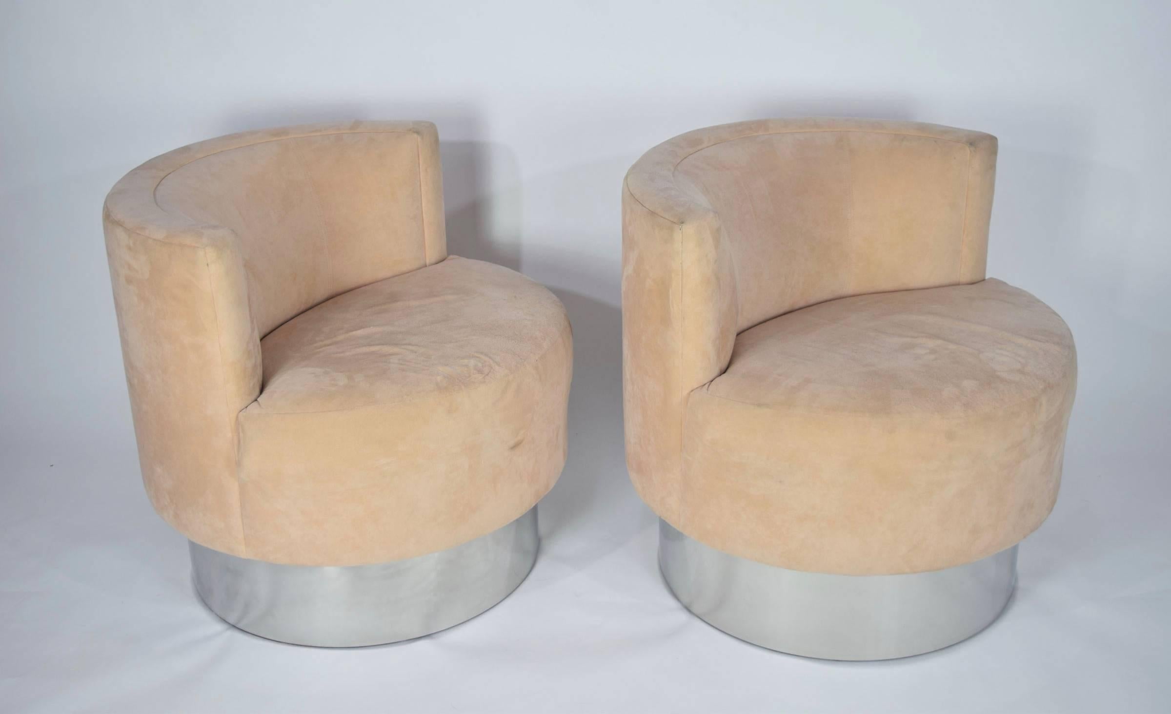 Mid-Century Modern Pair of Milo Baughman Swivel Lounge Chairs on Chrome Base