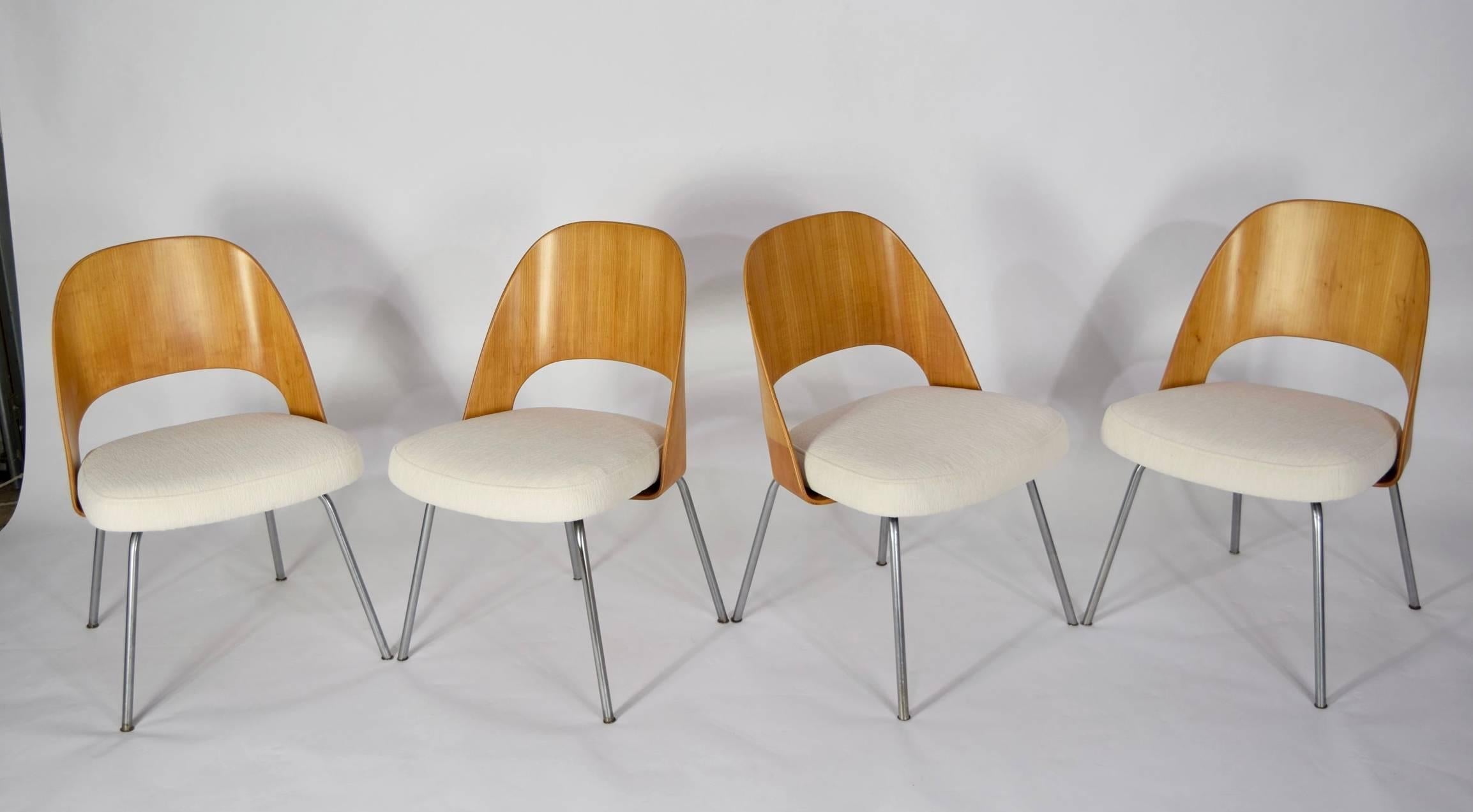 Rare Set of Eero Saarinen for Knoll Executive Chairs with Wood Backs In Excellent Condition In Dallas, TX