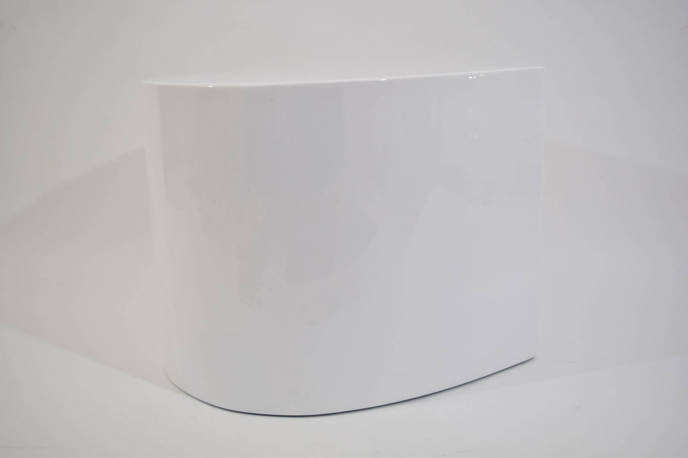 Excellent quality teardrop shaped side table in white lacquer.