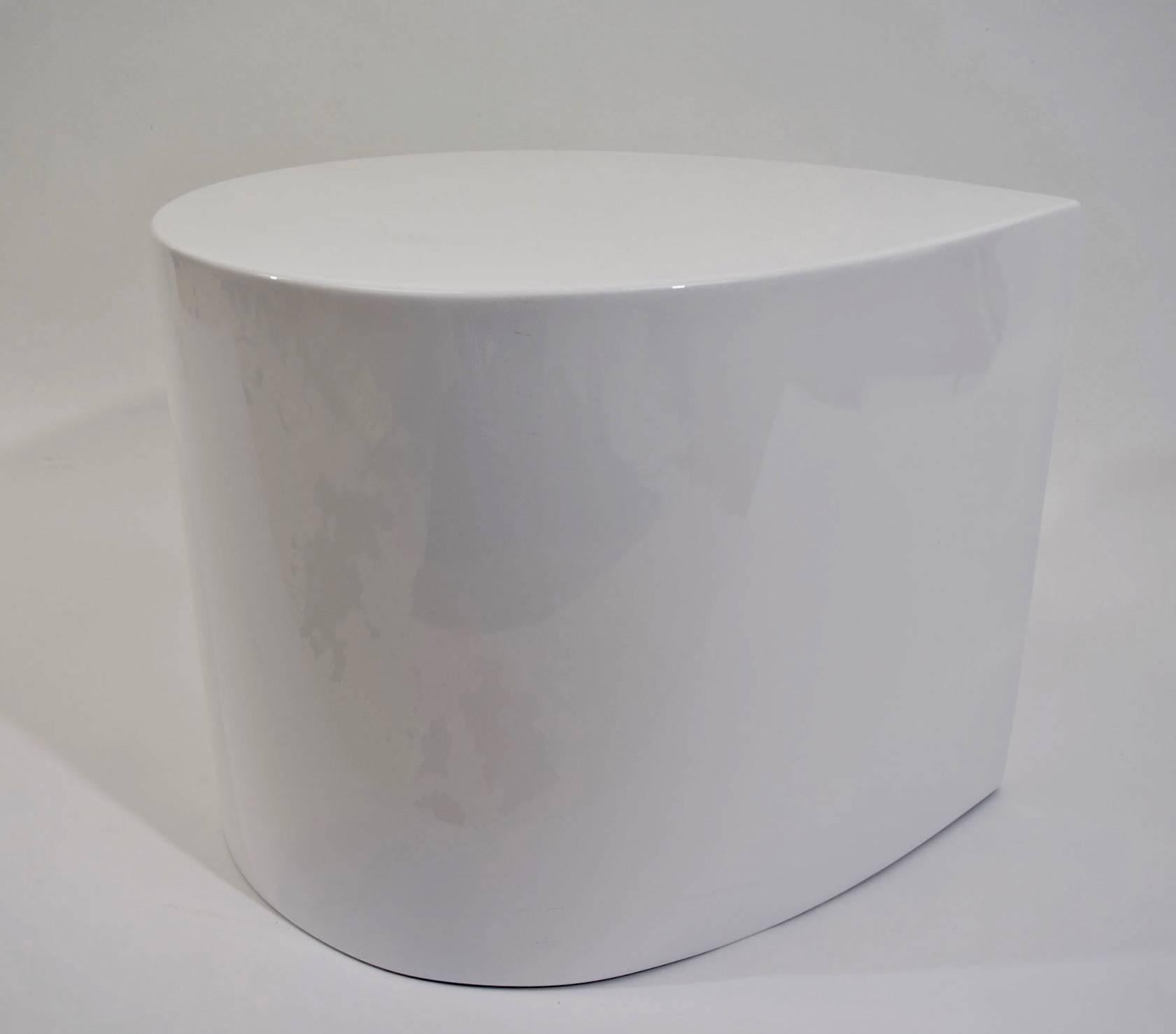 White Lacquer Teardrop Side Table, Karl Springer Style In Excellent Condition In Dallas, TX