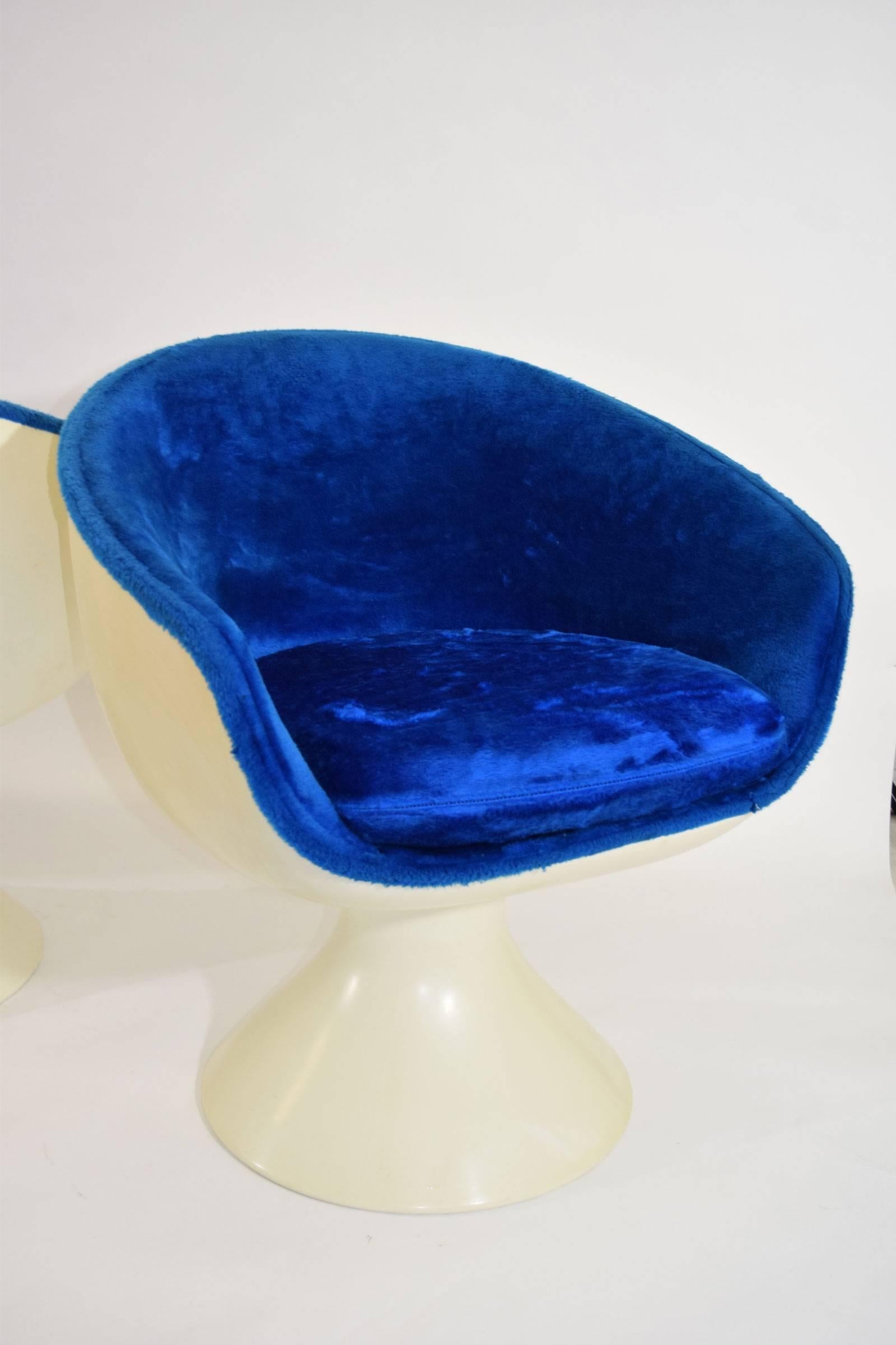 Four Space Age Style Bubble Chairs in Blue Velvet by Chromecraft In Good Condition In Dallas, TX