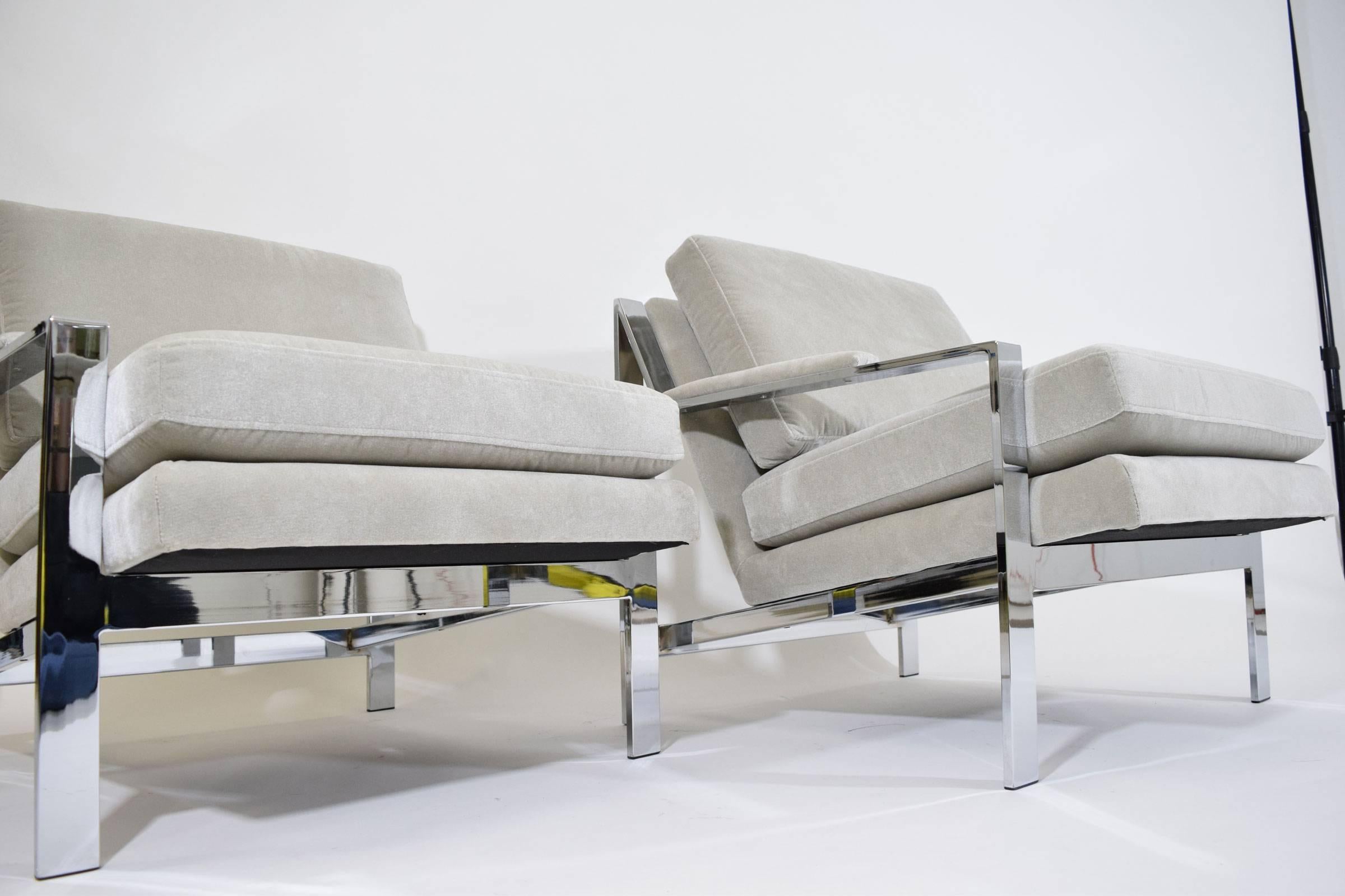Pair of Milo Baughman Style Lounge Chairs In Excellent Condition In Dallas, TX