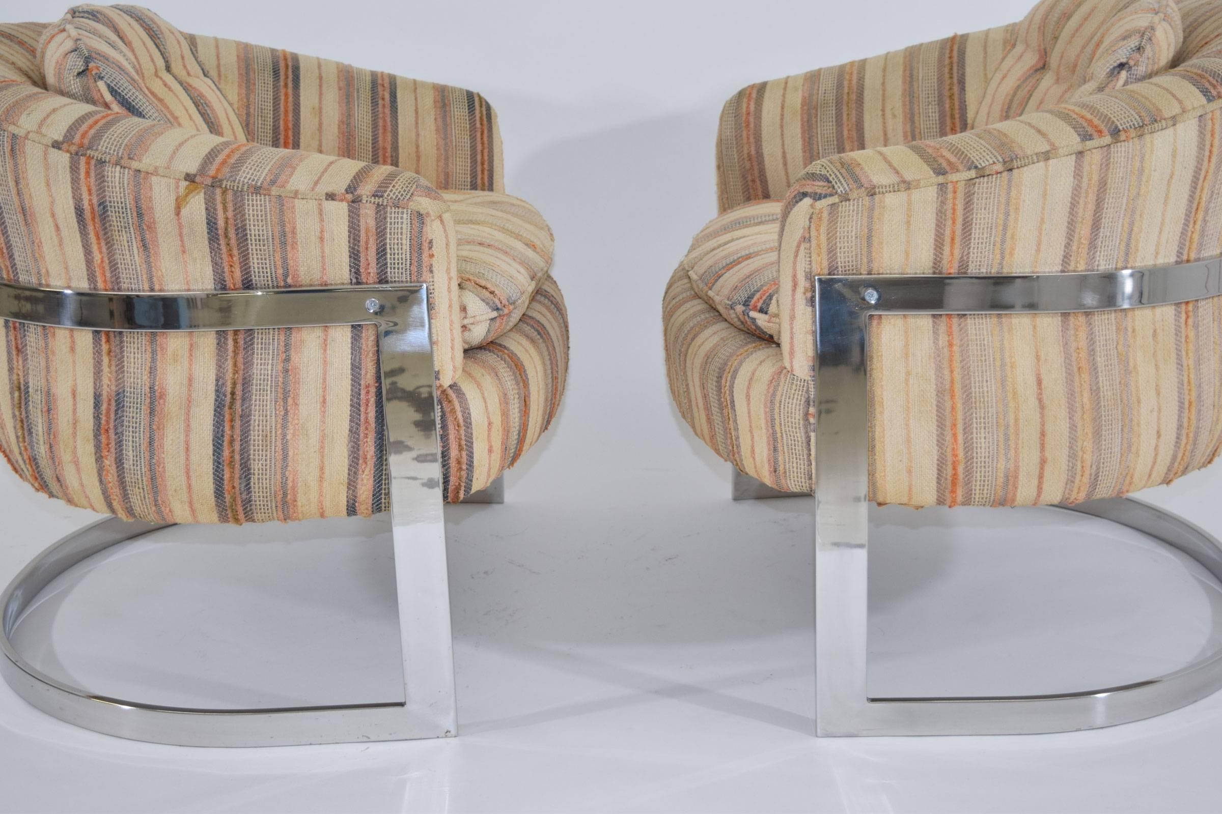 Pair of Milo Baughman Barrel Back Lounge Chairs In Good Condition In Dallas, TX