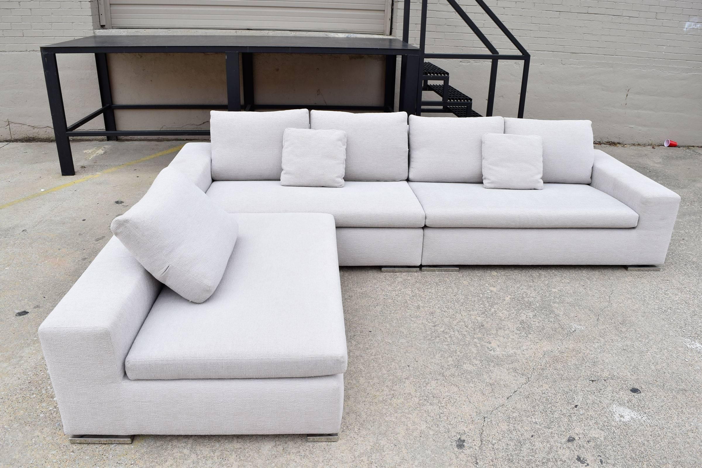 Drei Teile können als linkes oder rechtes Sektionalsofa konfiguriert werden:: oder Sie können die Ottomane/den niedrigen armlosen Teil vom Sofa trennen. Verchromte Beine. Jeder Abschnitt des Sofas ist 5' lang. Der armlose Teil ist 3' lang.