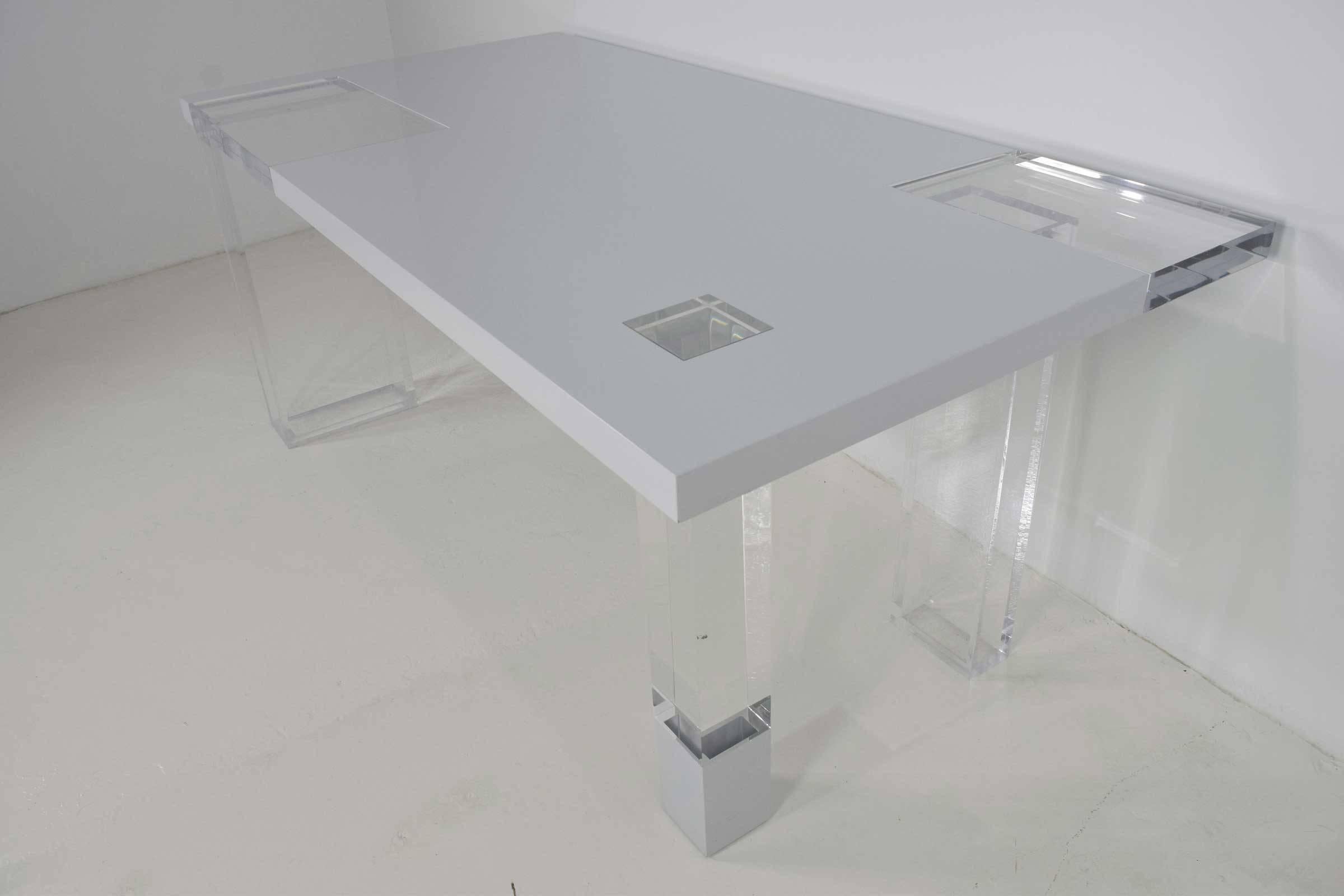 Einzigartiger signierter Schreibtisch oder Tisch aus Lucite und weißem Lack (Moderne) im Angebot
