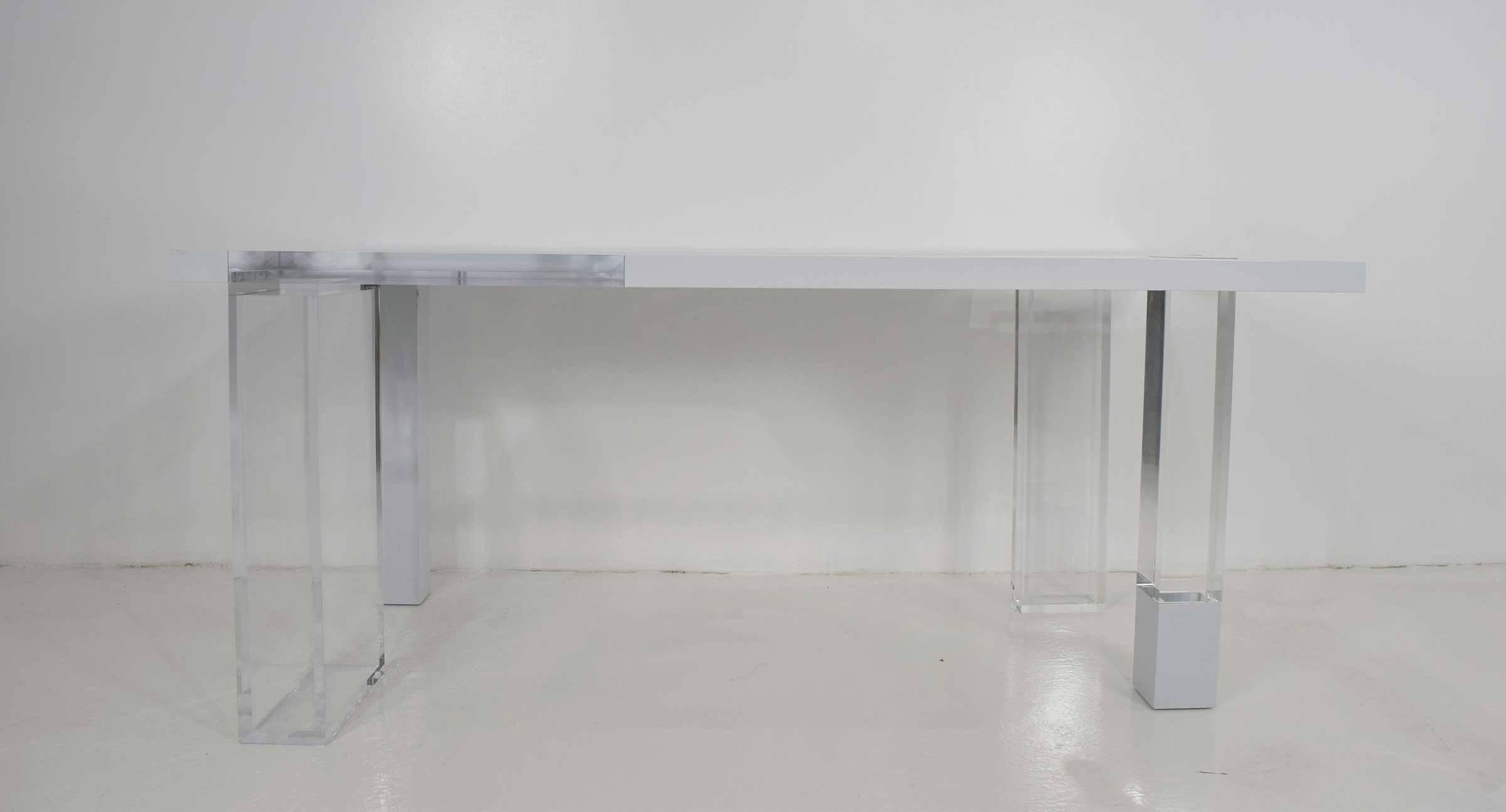 Einzigartiger signierter Schreibtisch oder Tisch aus Lucite und weißem Lack im Zustand „Relativ gut“ im Angebot in Dallas, TX