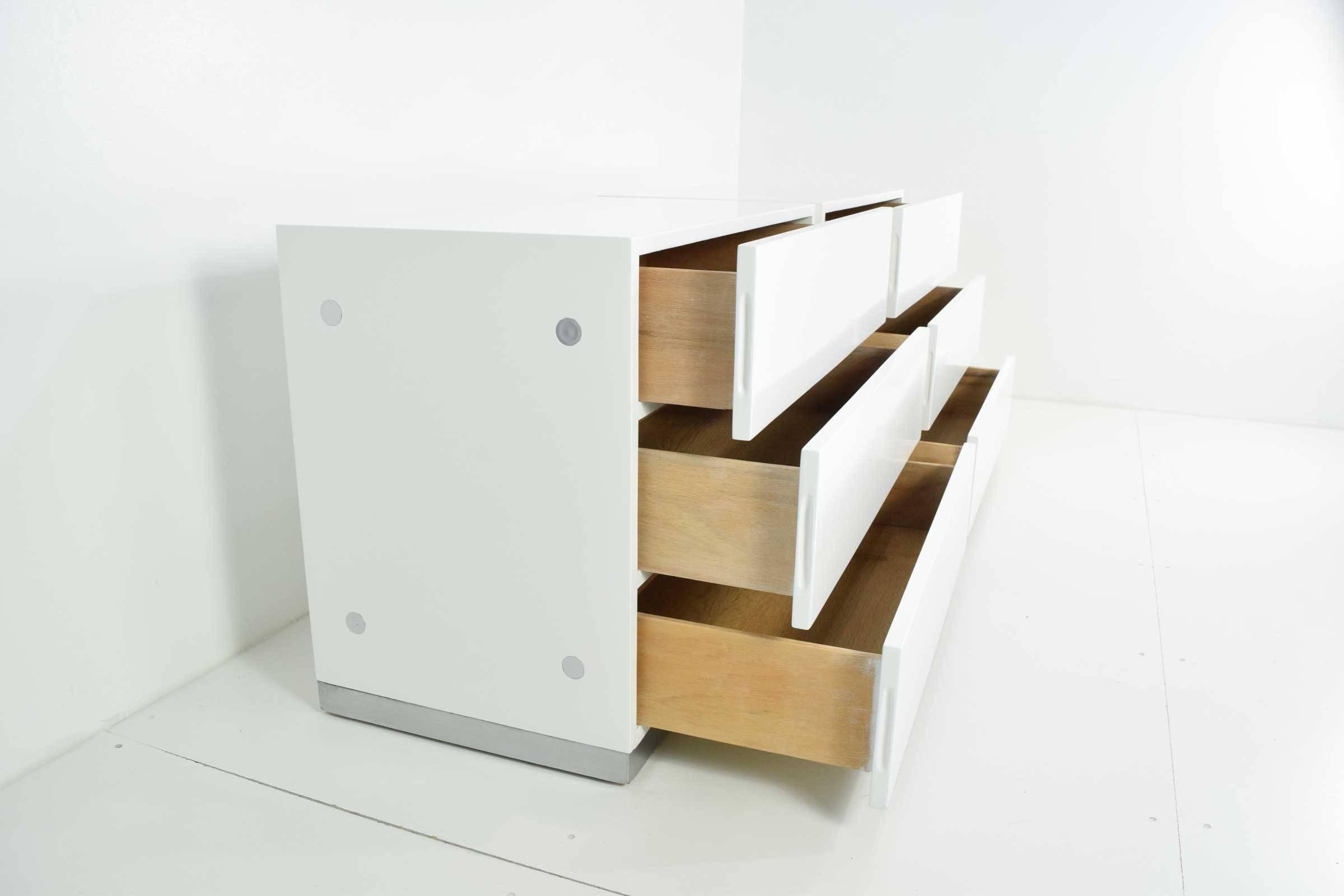 Milo Baughman Nightstands in White Lacquer In Excellent Condition In Dallas, TX