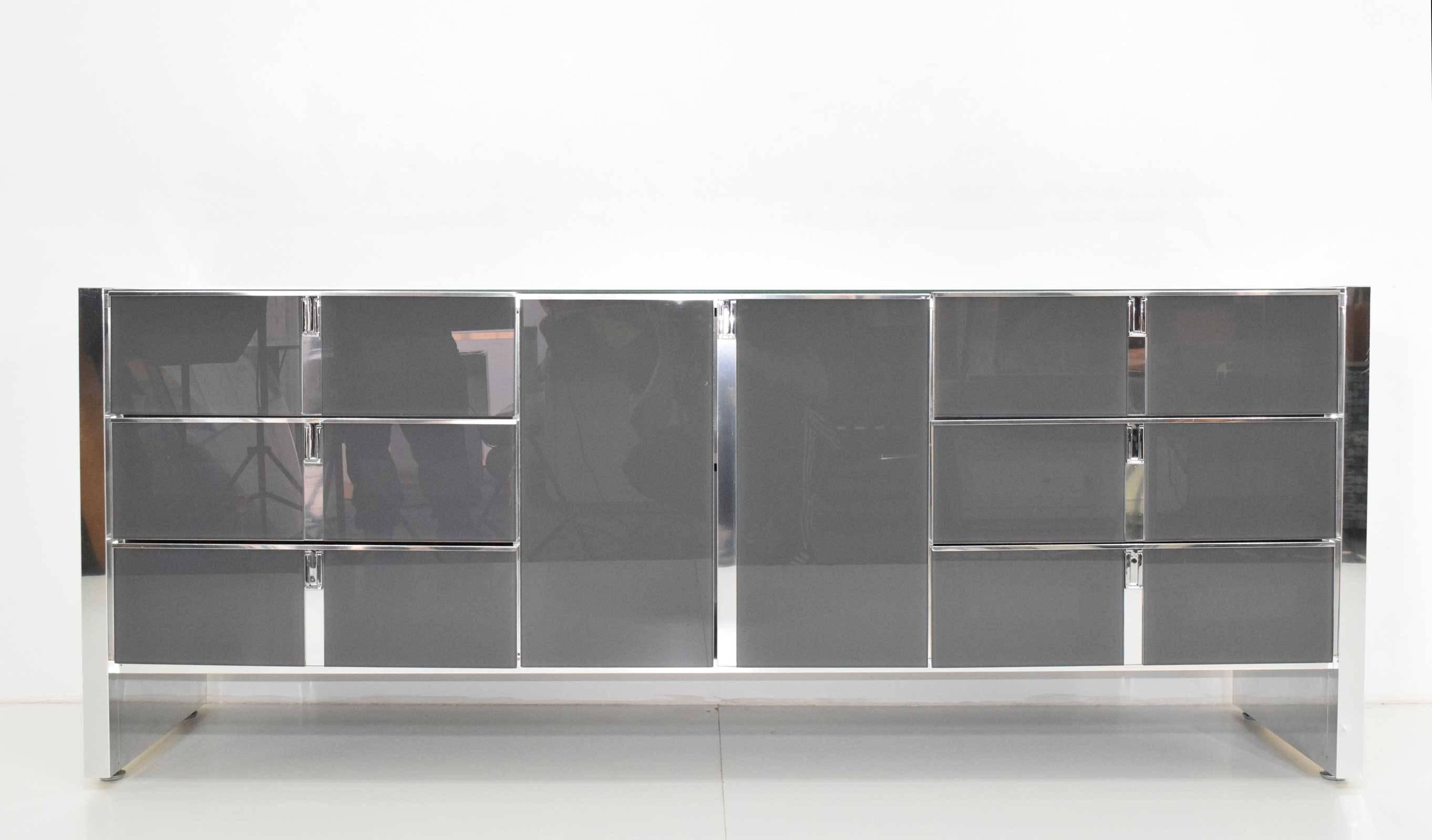 Beautiful credenza/sideboard/dresser in grey glass with chrome. In beautiful condition.