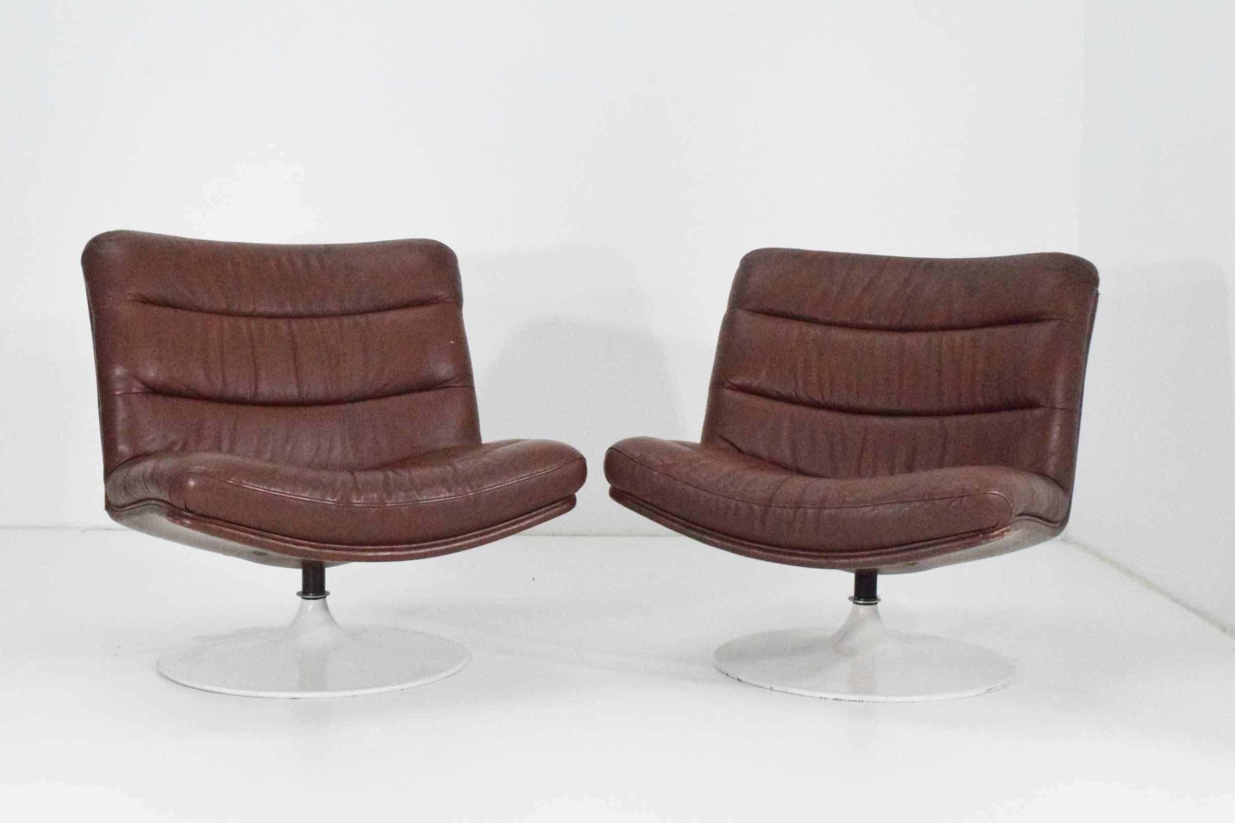 Pair of leather lounge chairs by Geoffrey Harcourt for Artifort. Chairs have metal base and swivel.