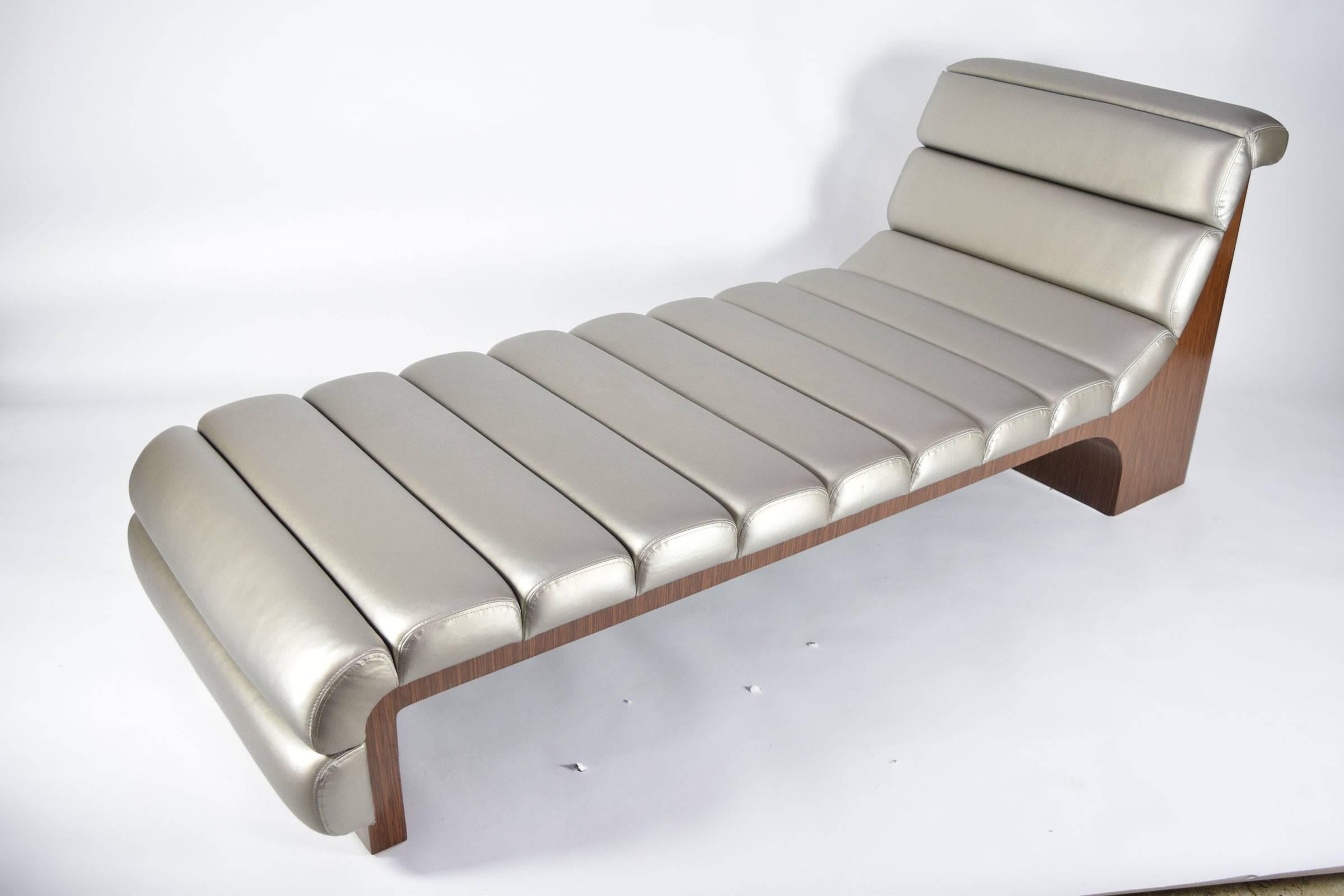 Beautiful chaise by Luigi Gentile. In zebrano wood. 