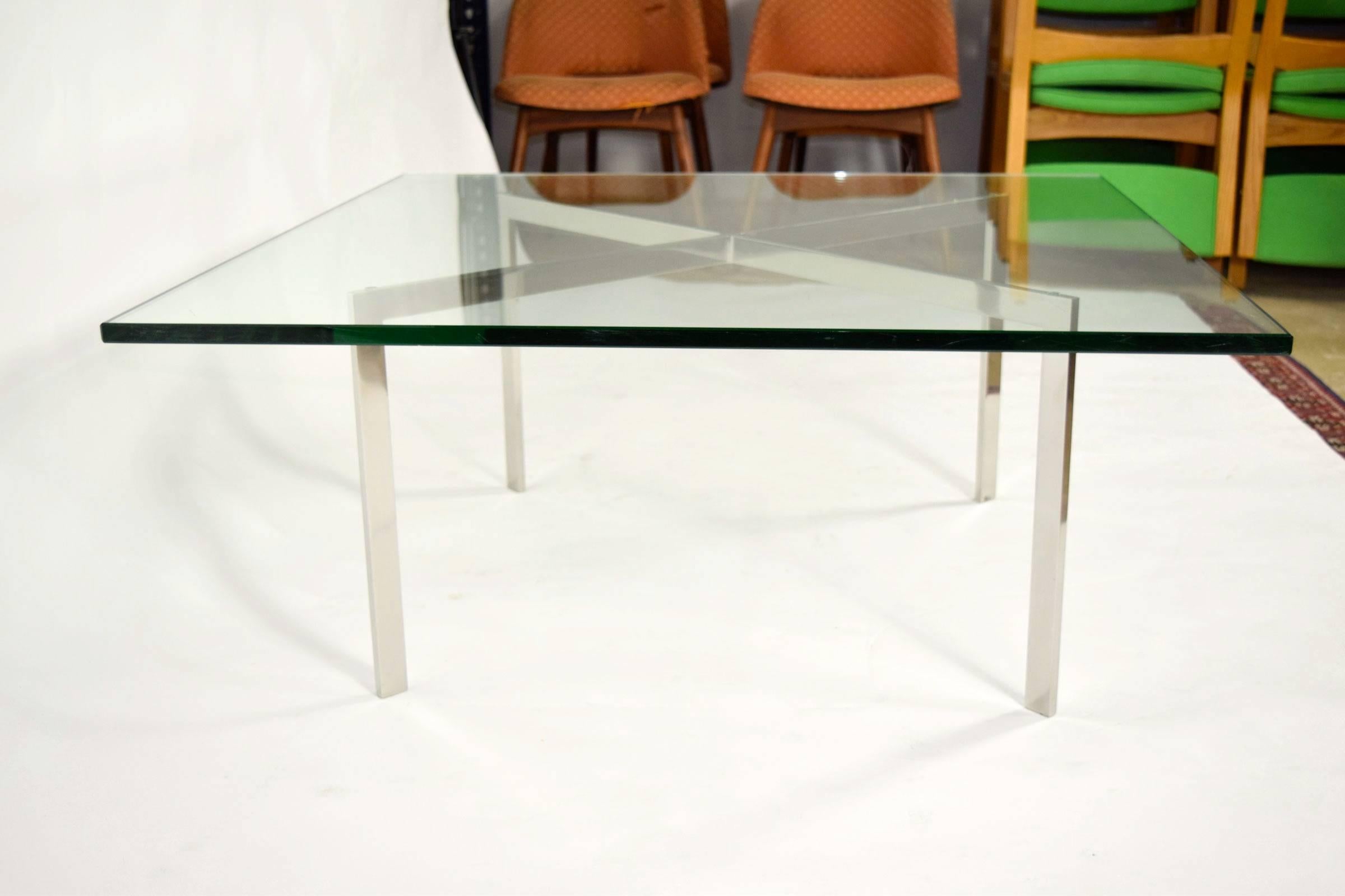 A classic, timeless and elegant Barcelona coffee table by M yes van der Rohe by Knoll. In perfect condition !