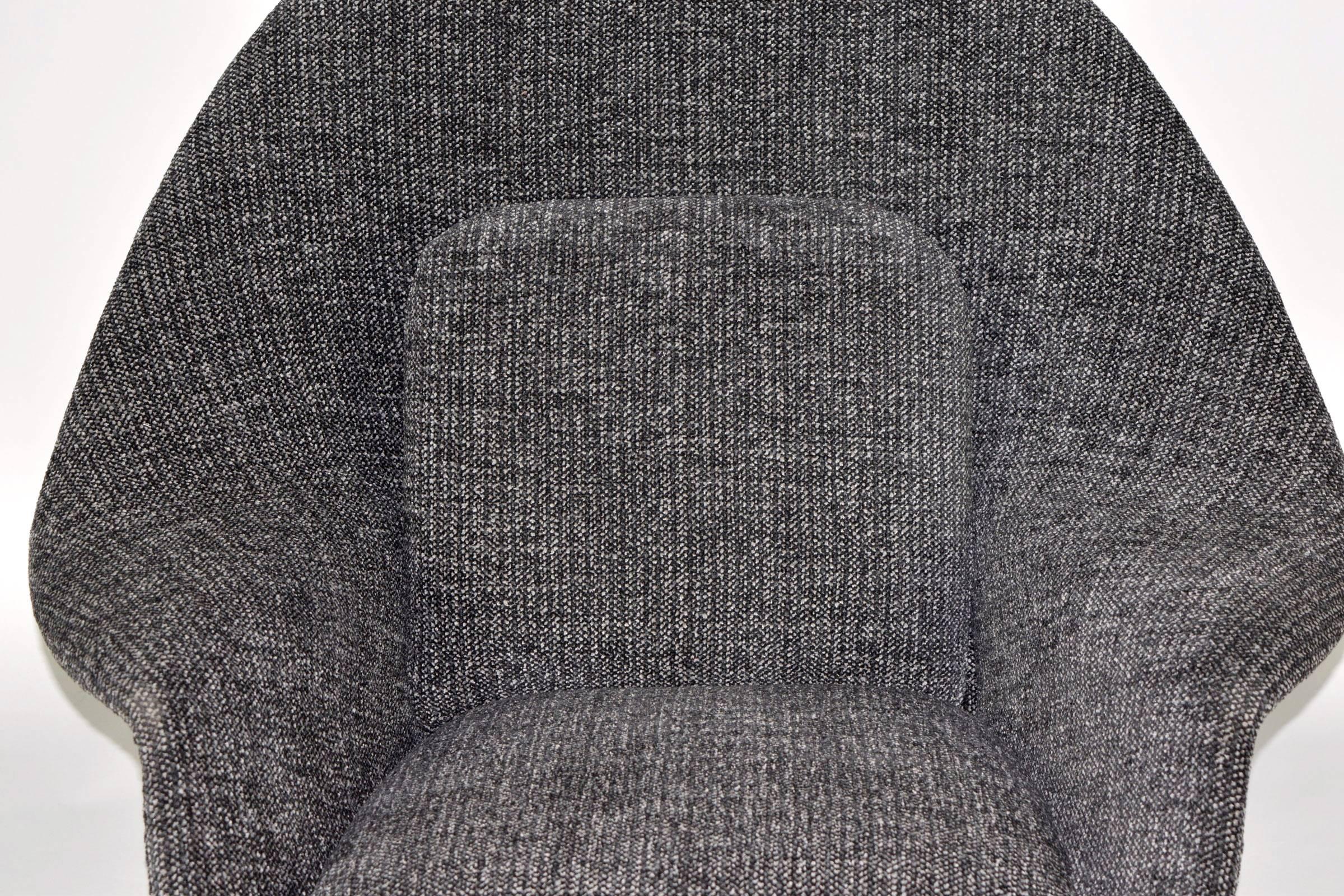 Silla Womb de Eero Saarinen para Knoll en Holly Hunt Great Outdoors Metal