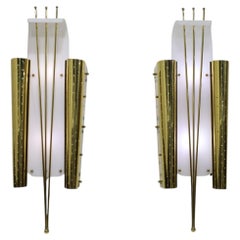 Coppia di applique italiane in ottone e lucite, anni ’60