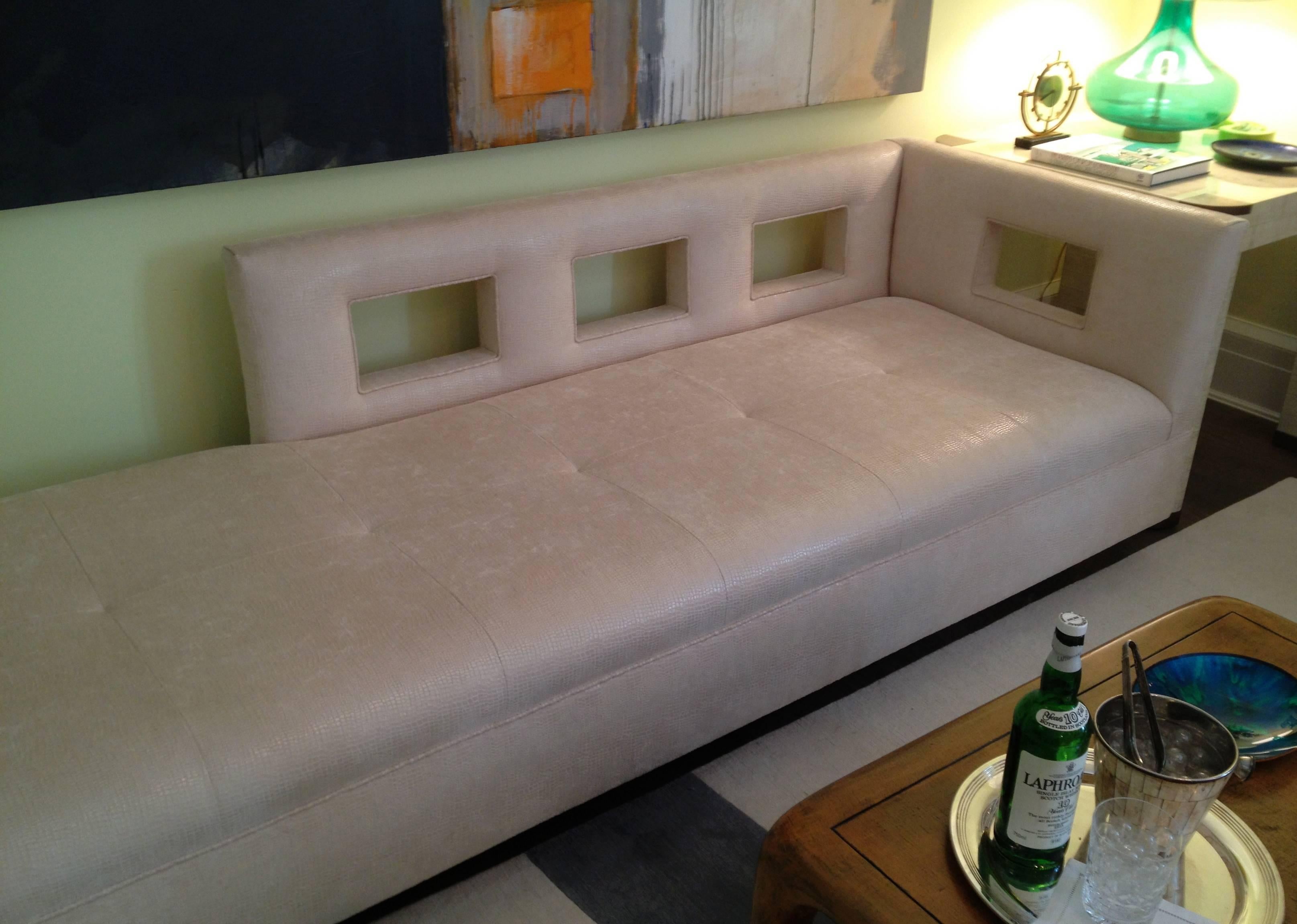 Custom Chaise Longue in the Style of Grosfeld House In Excellent Condition For Sale In Quogue, NY