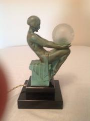 Bronze Art Déco, femme assise avec globe électrifié de Max Le Verrier