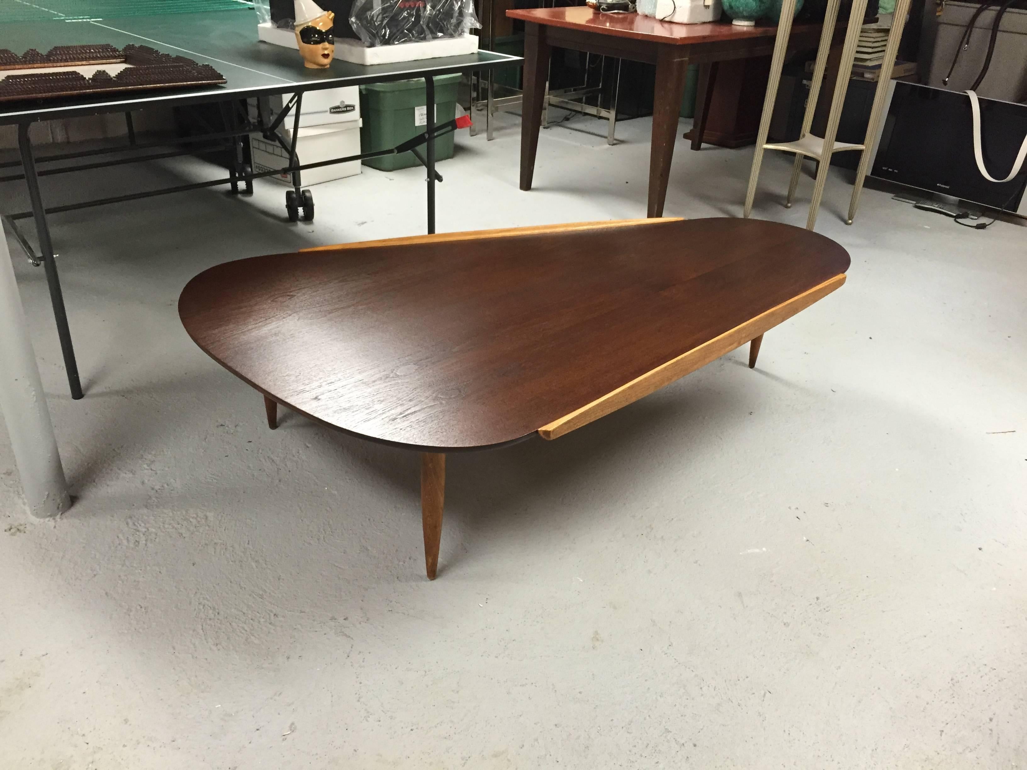 Sculpturally designed in walnut and oak is this 1960s coffee table made by Lane Manufacturing Comapny.
Recently refinished and in very good condition.