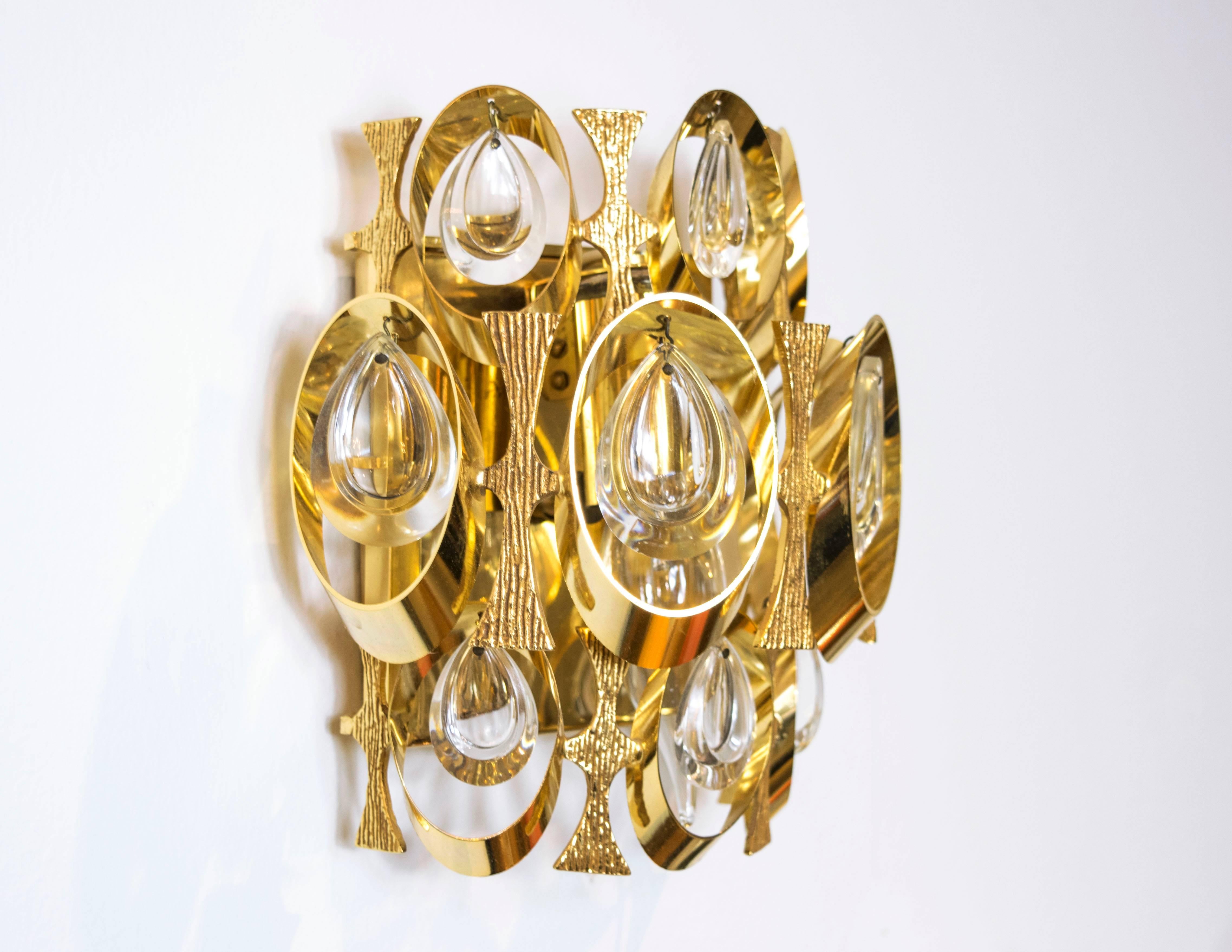 Beautiful and rare gold-plate and hand-cut crystal wall sconce by Sciolari.