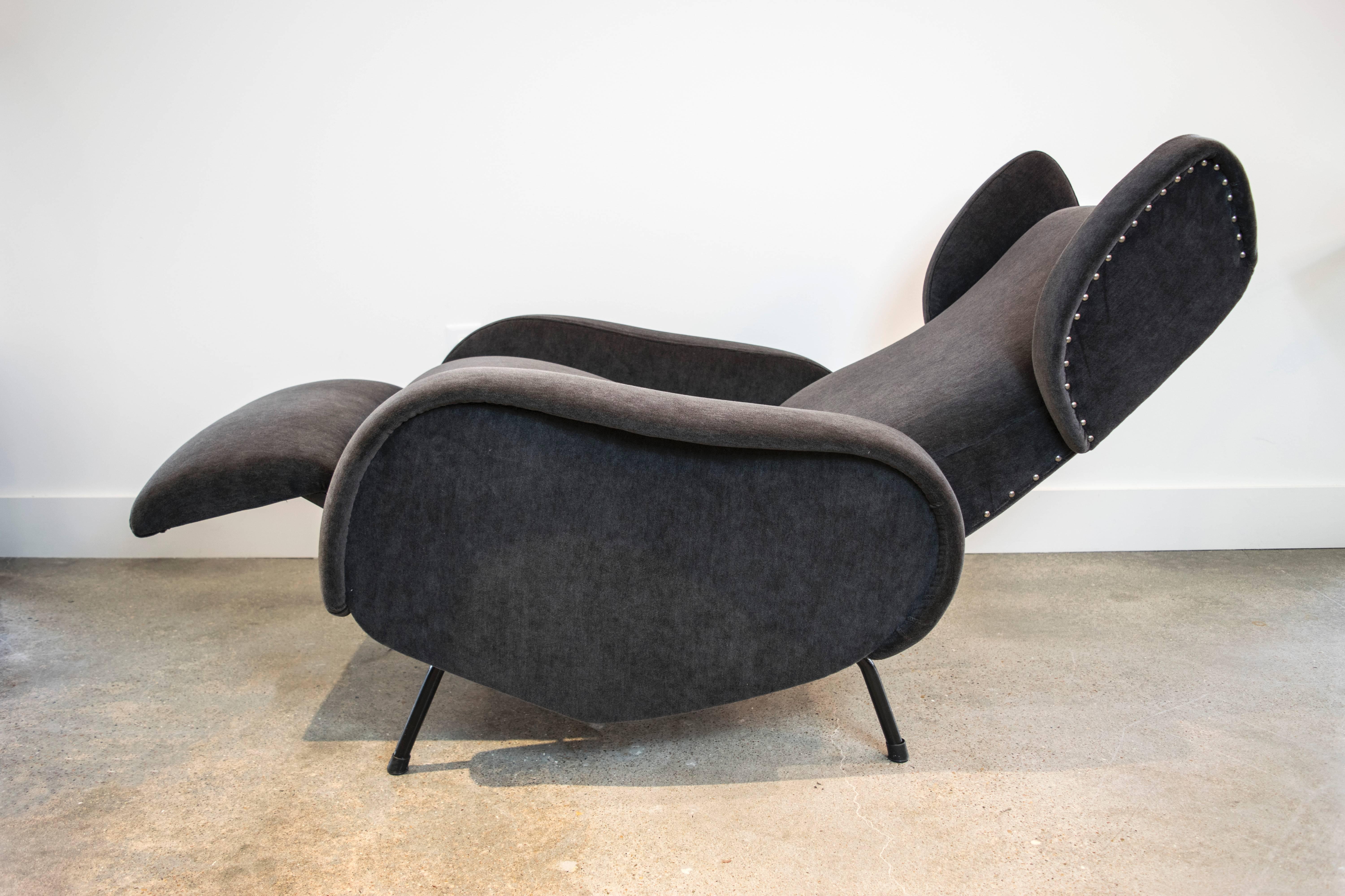 Pair of Italian Mid-Century Recliners in the Style of Zanuso in Charcoal Mohair In Excellent Condition In Houston, TX