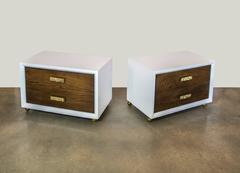 Comodini Kent Coffey in laccato bianco e Oak con ferramenta in ottone brutalista