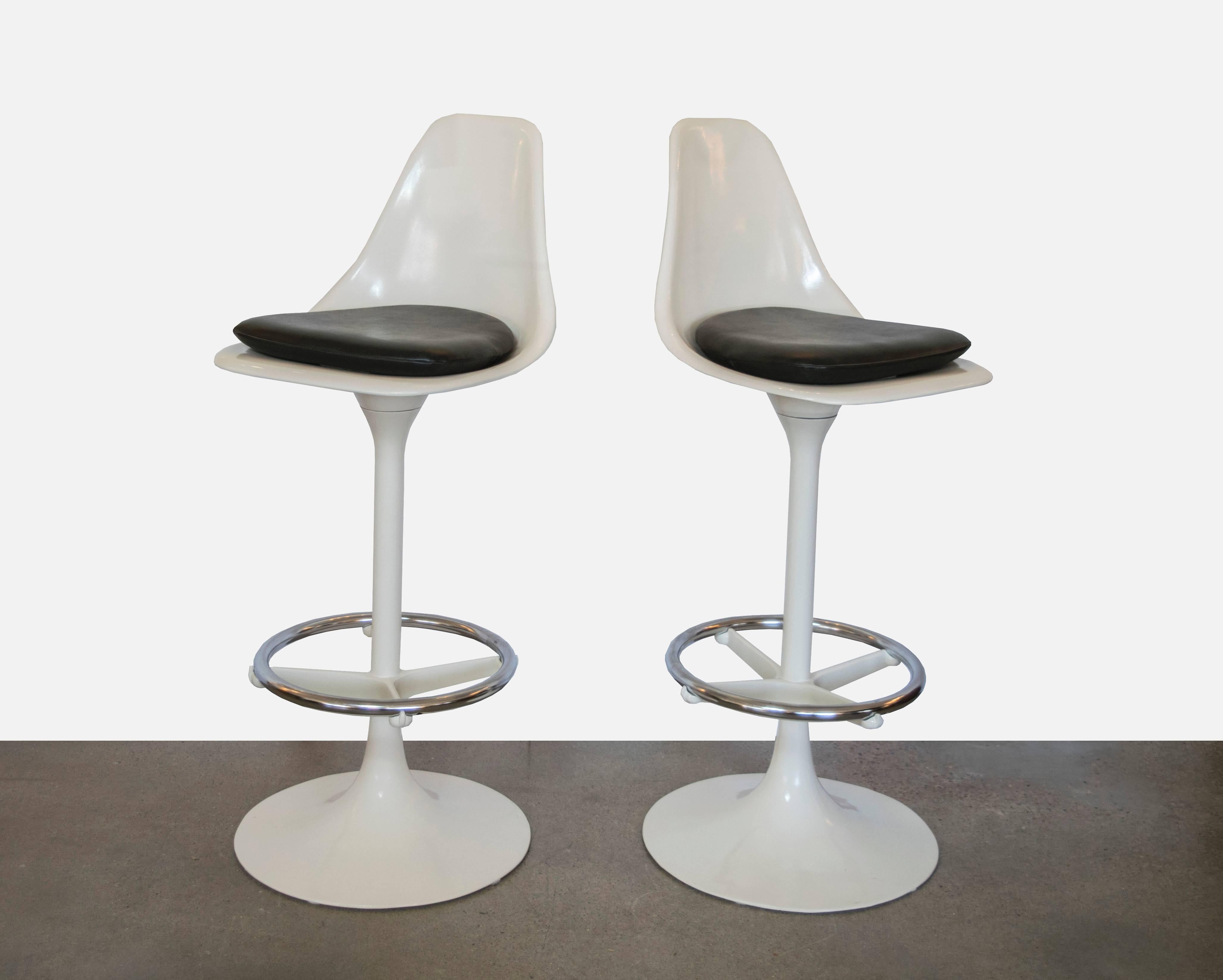 There weren't many of these tulip chairs made in bar stool height. We don't believe they were manufactured by Knoll but they're Classic Saarinen design from the 1960s.