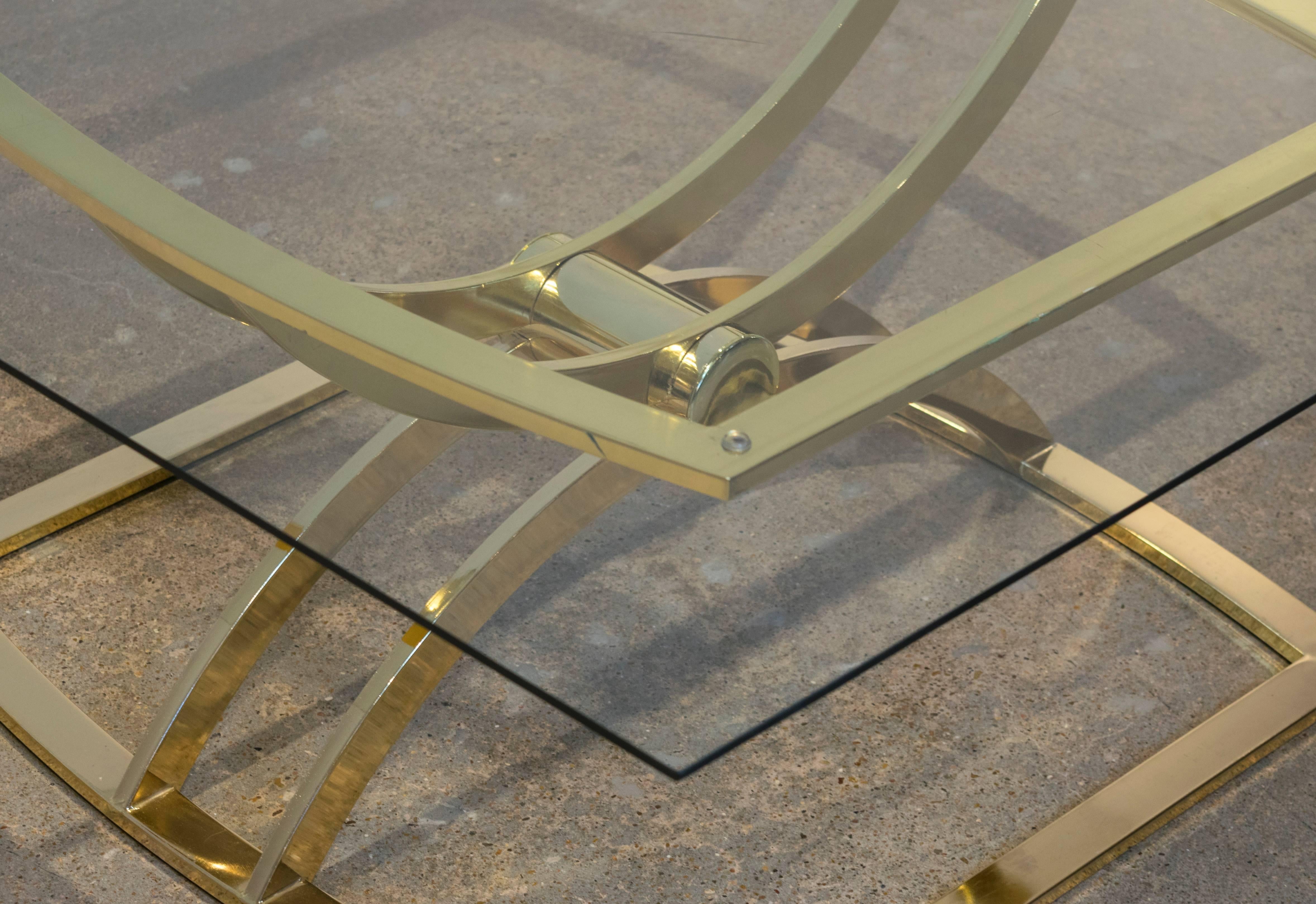 This 1970s brass-plated double arch coffee or cocktail table makes a fascinating statement. It could also be fitted with a round glass top.