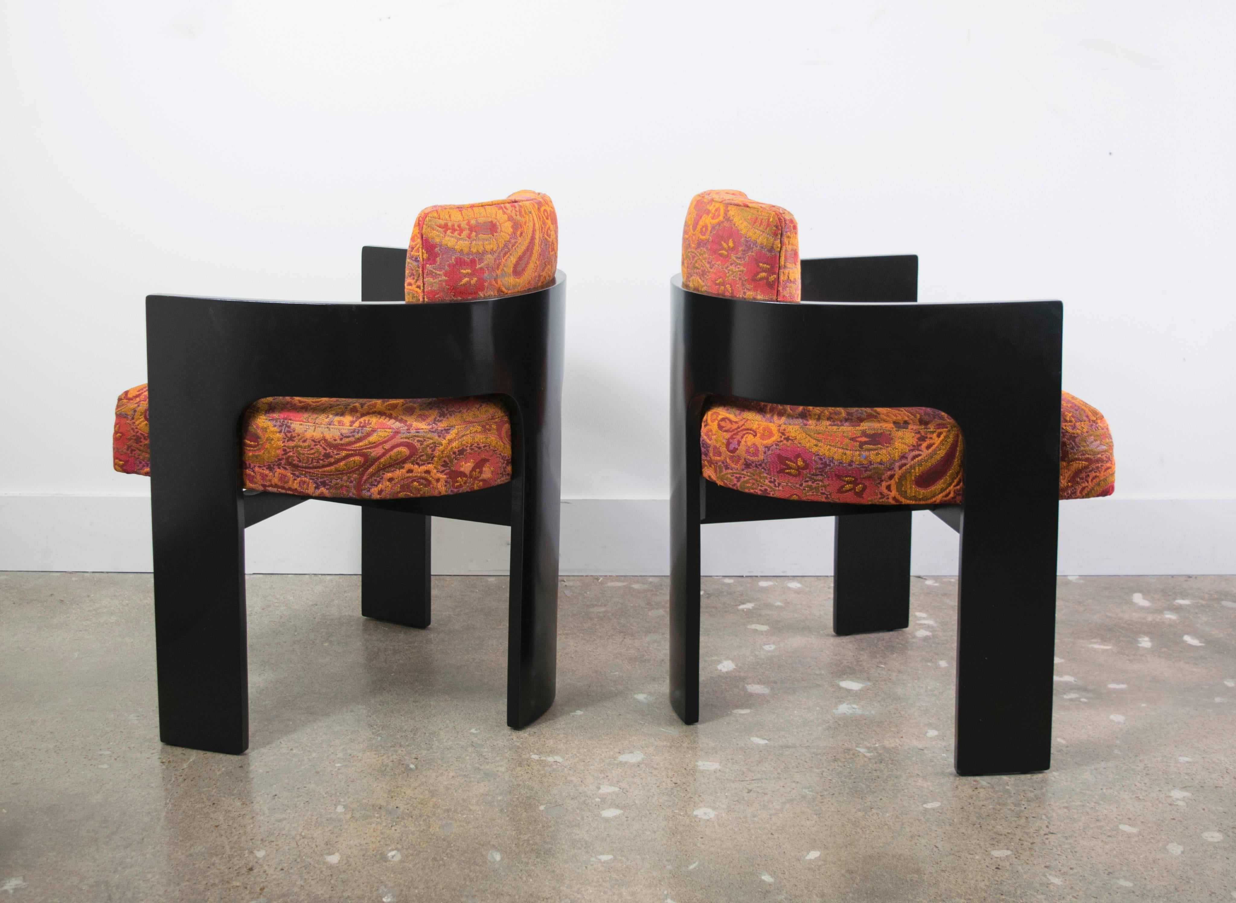 Mid-Century Modern Pair of Three-Legged Milo Baughman Barrel Chairs in Original Fabric