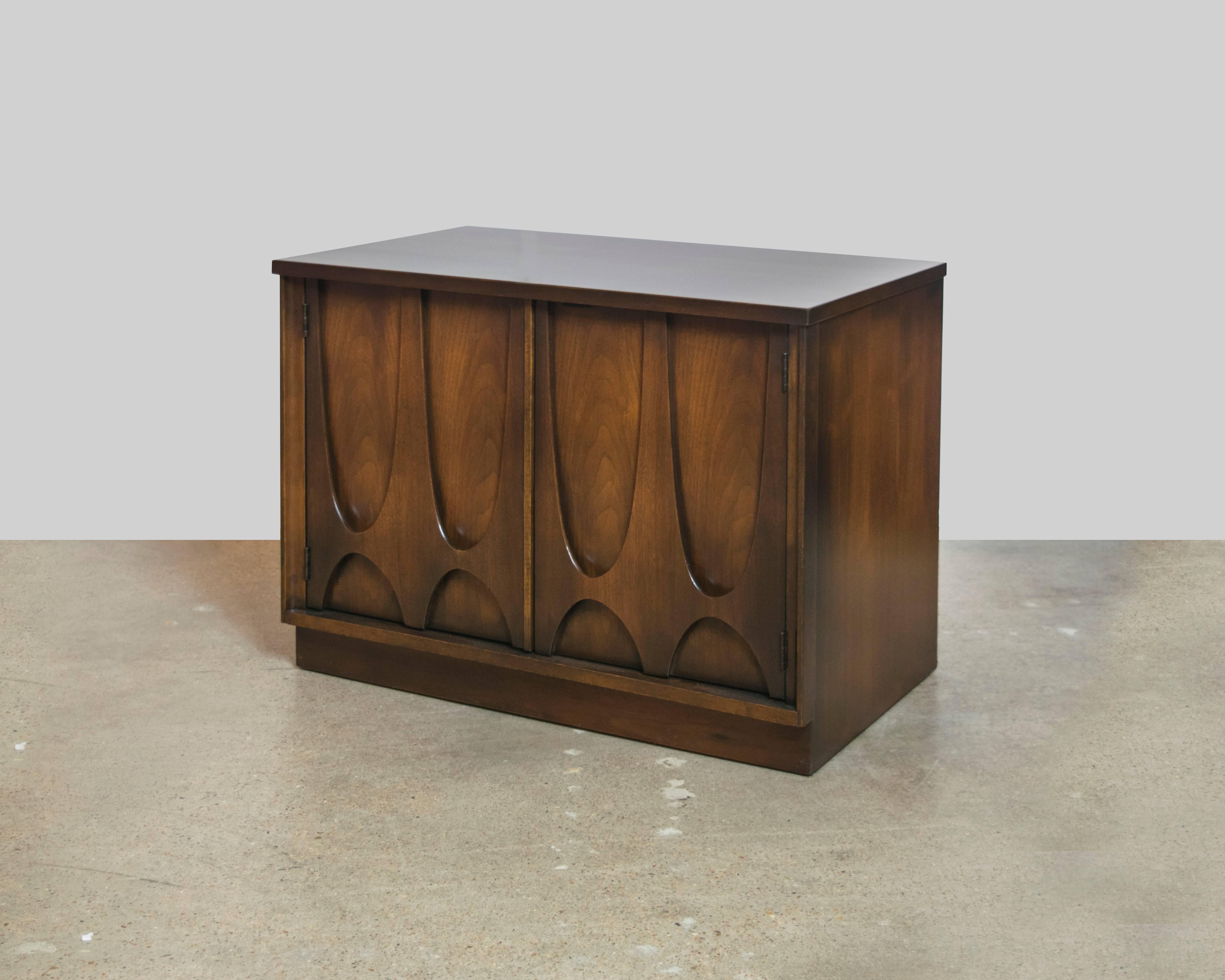 Mid-Century Modern Pair of Broyhill Brasilia Nightstands or End Tables For Sale