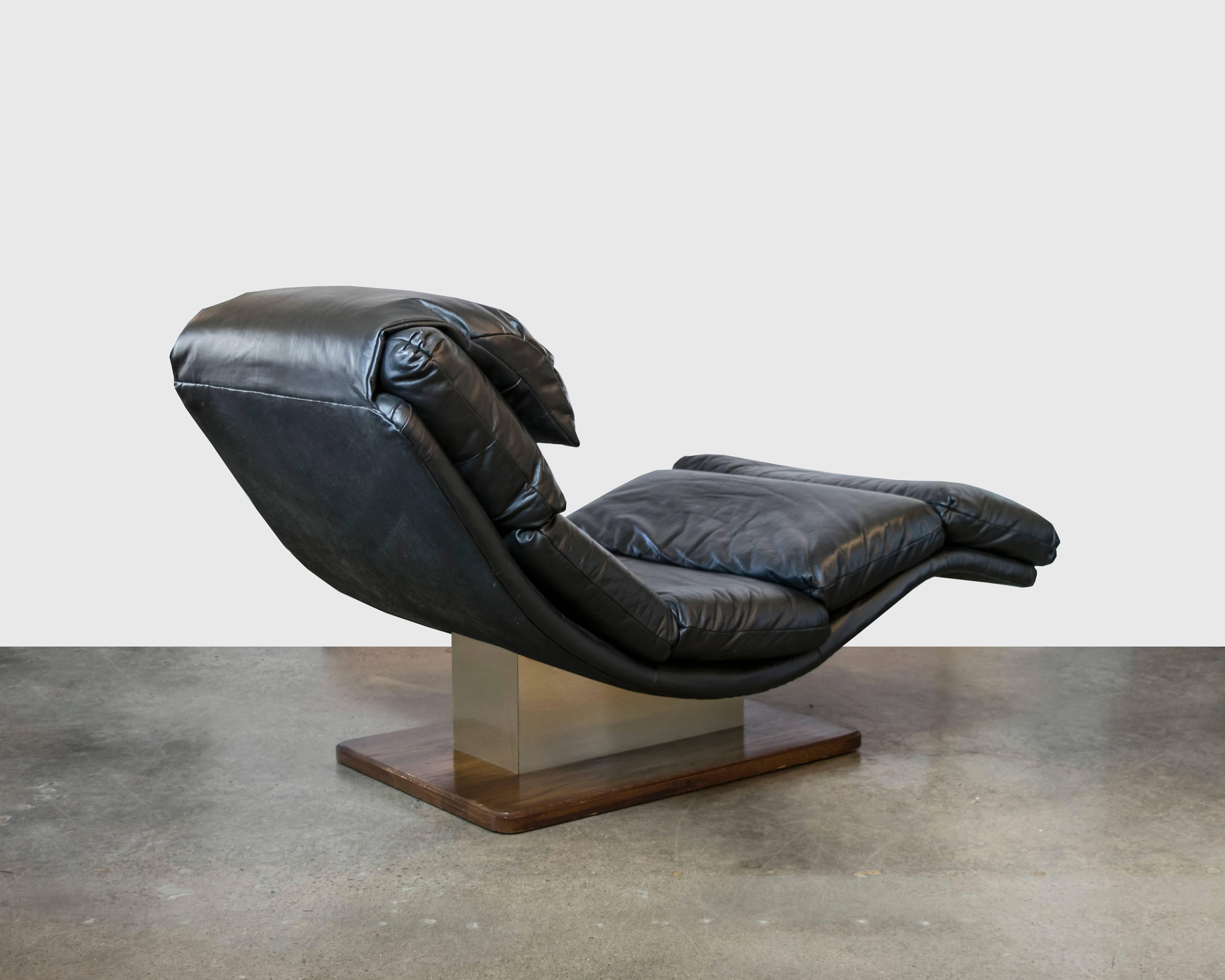 Mid-Century Modern Black Leather Chaise Longue in the Style of Milo Baughman