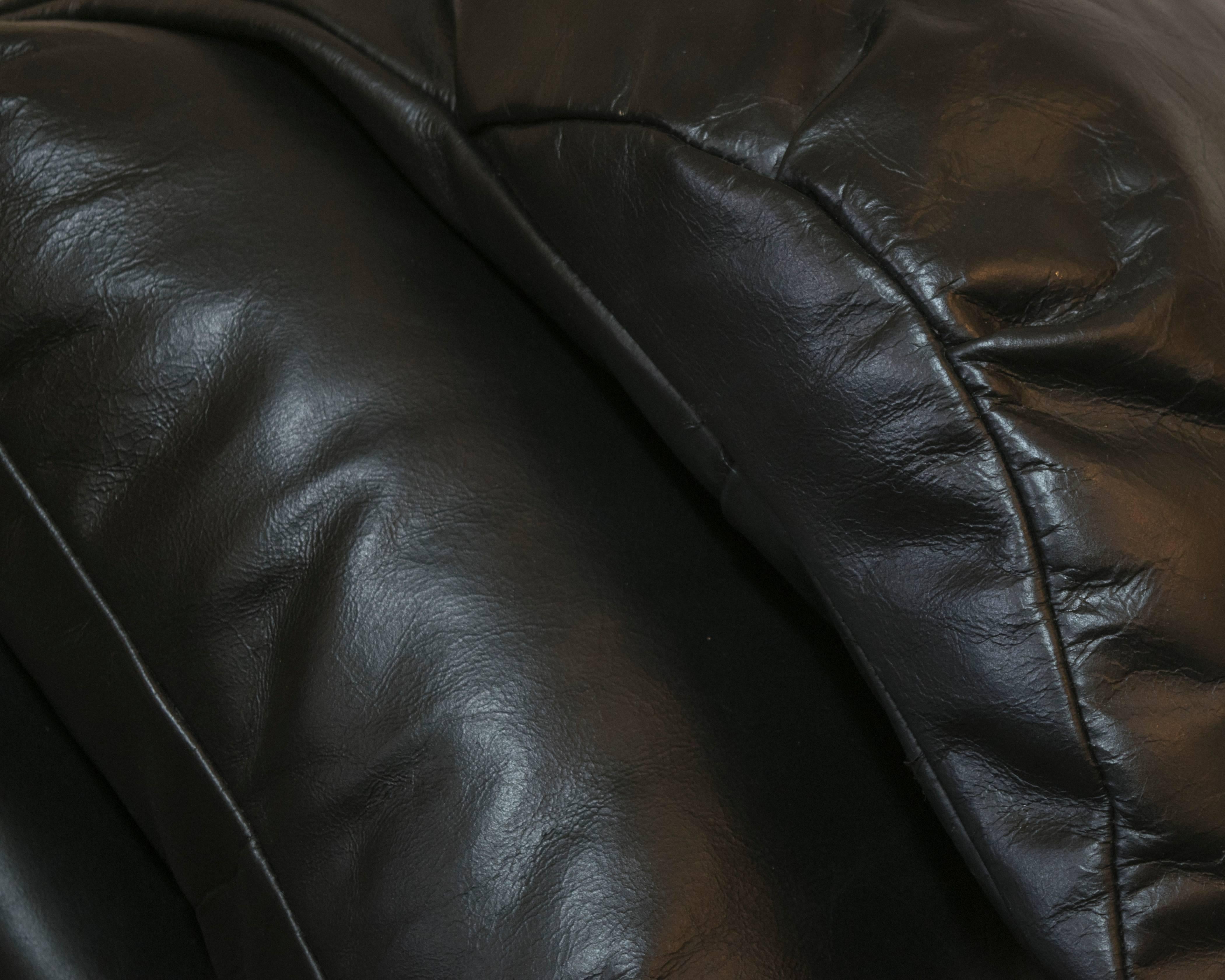 Late 20th Century Black Leather Chaise Longue in the Style of Milo Baughman