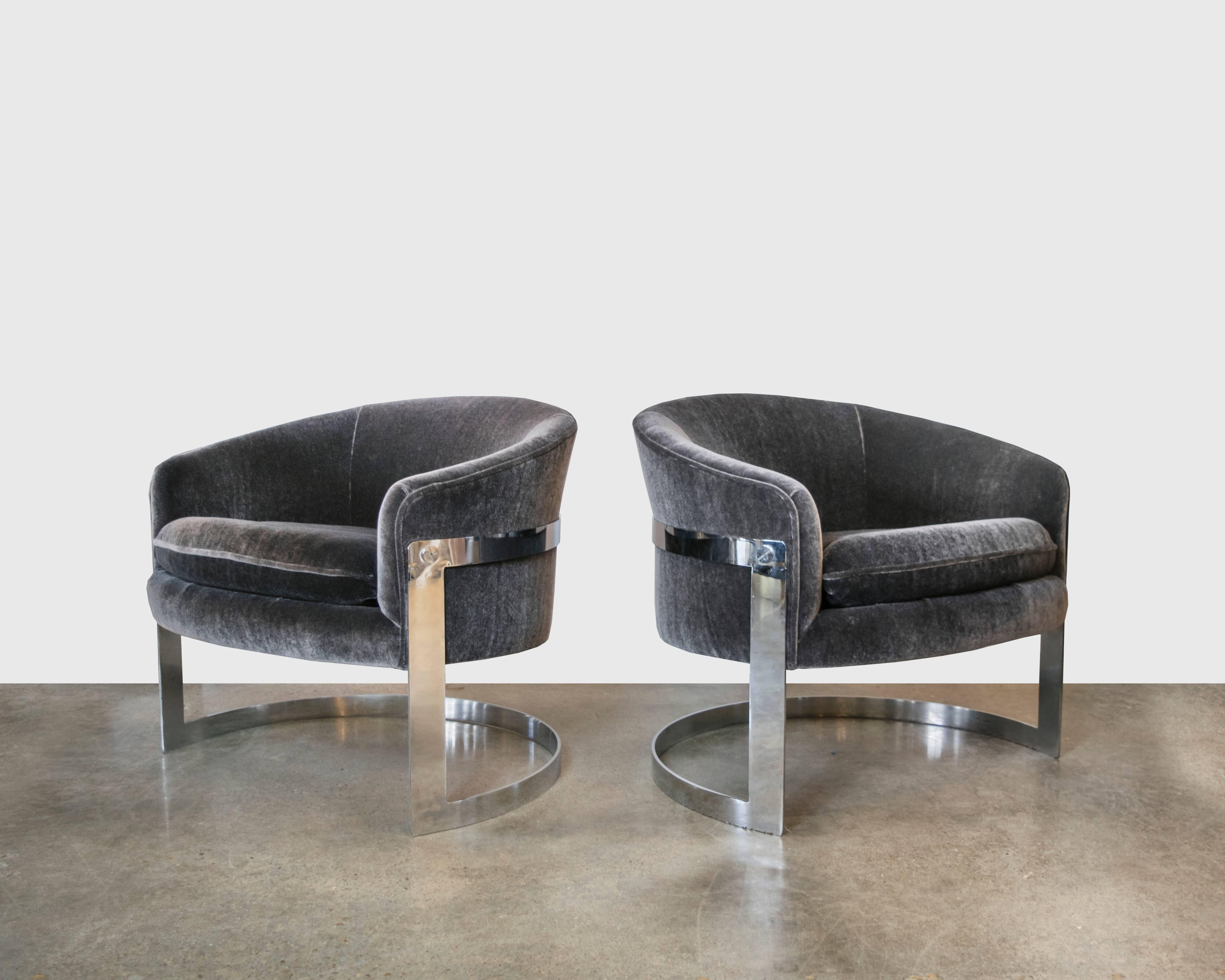 A sophisticated pair of club chairs by Milo Baughman that have recently been upholstered in Donghia charcoal mohair. We love these chairs because the oversized decorative screws remind us of Cartier.