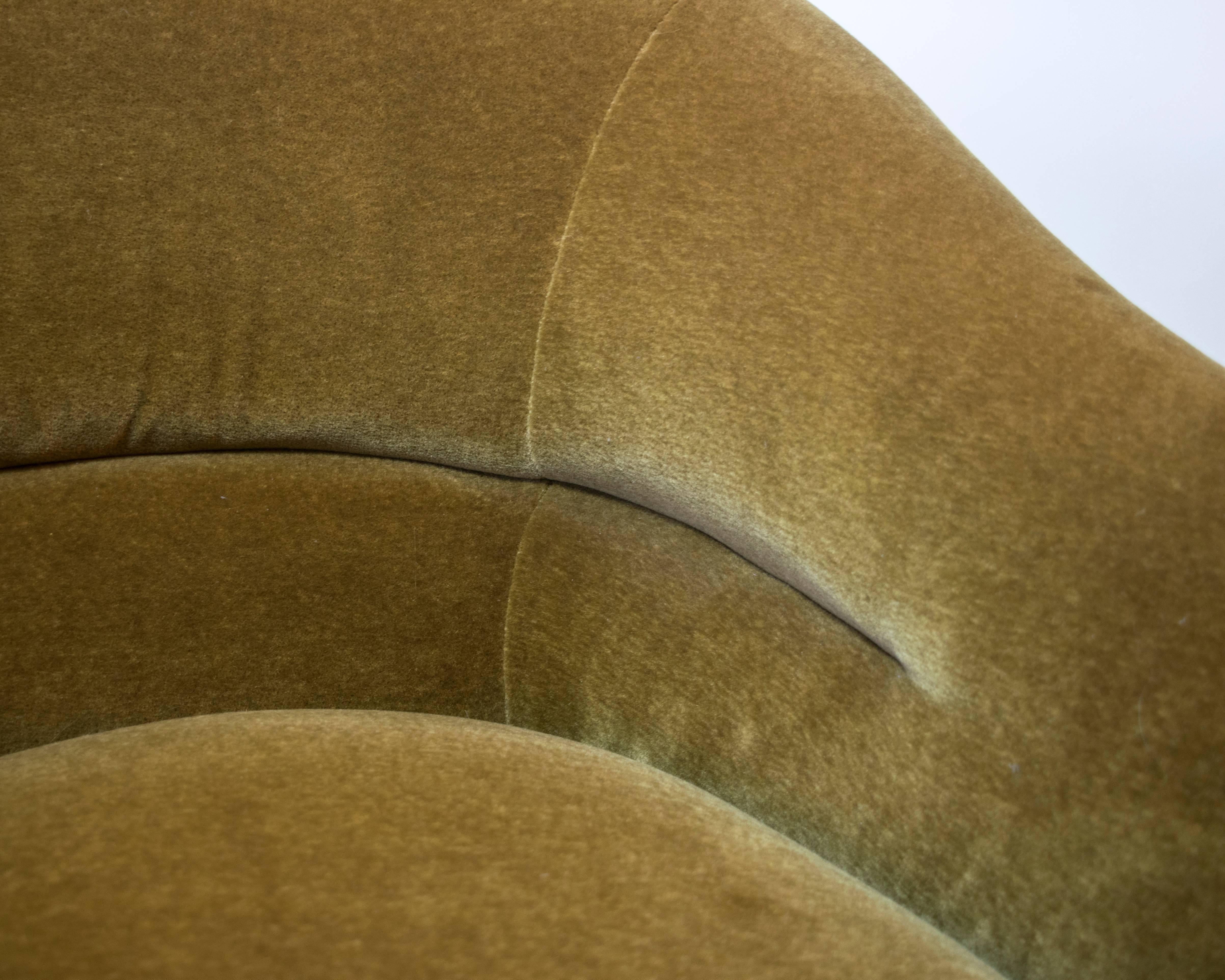 Ward Bennett Swivel Chair in Donghia Mohair In Excellent Condition For Sale In Houston, TX