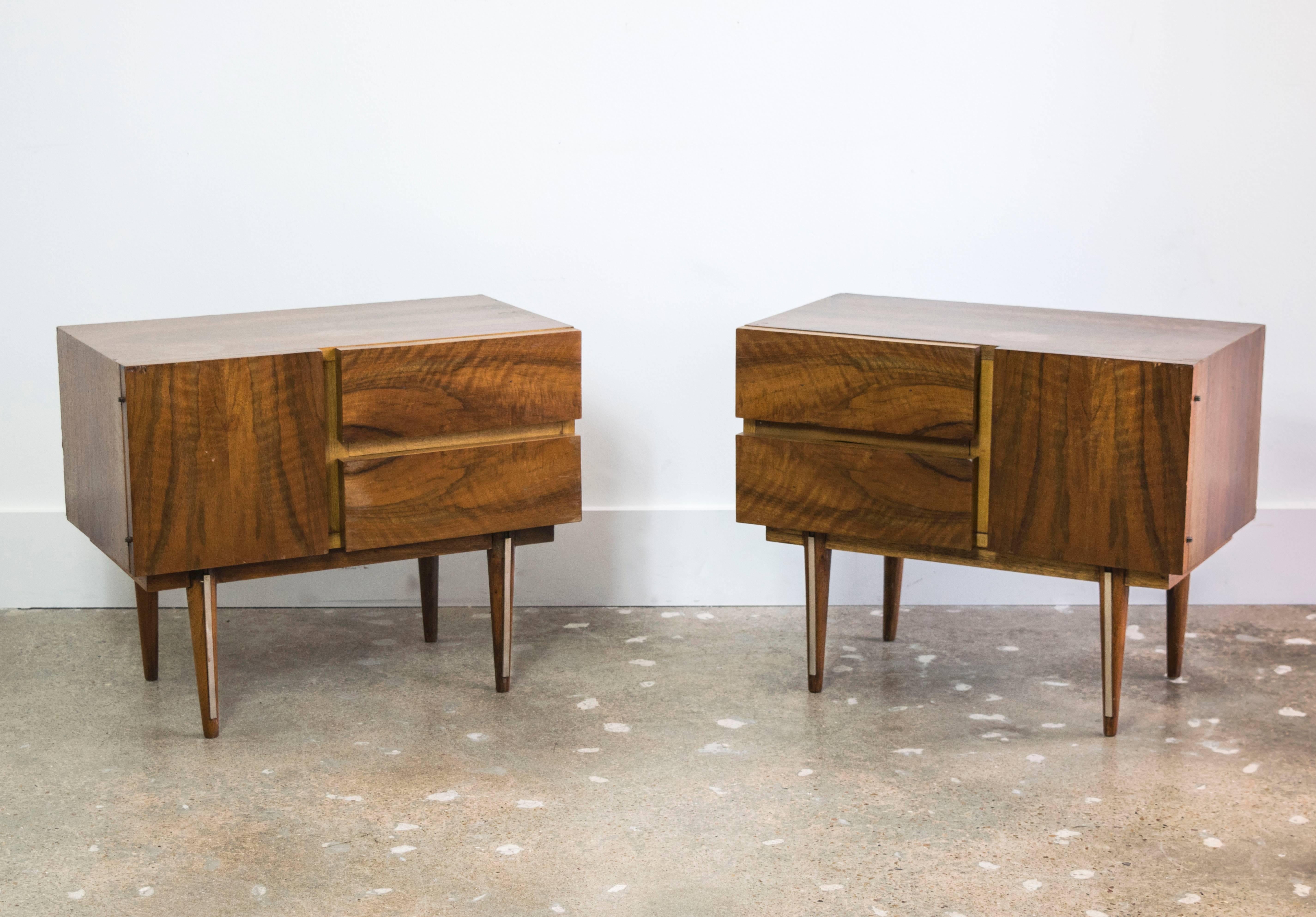 Mid-Century Modern Pair of Rosewood and Brass Small Bedside Tables 
