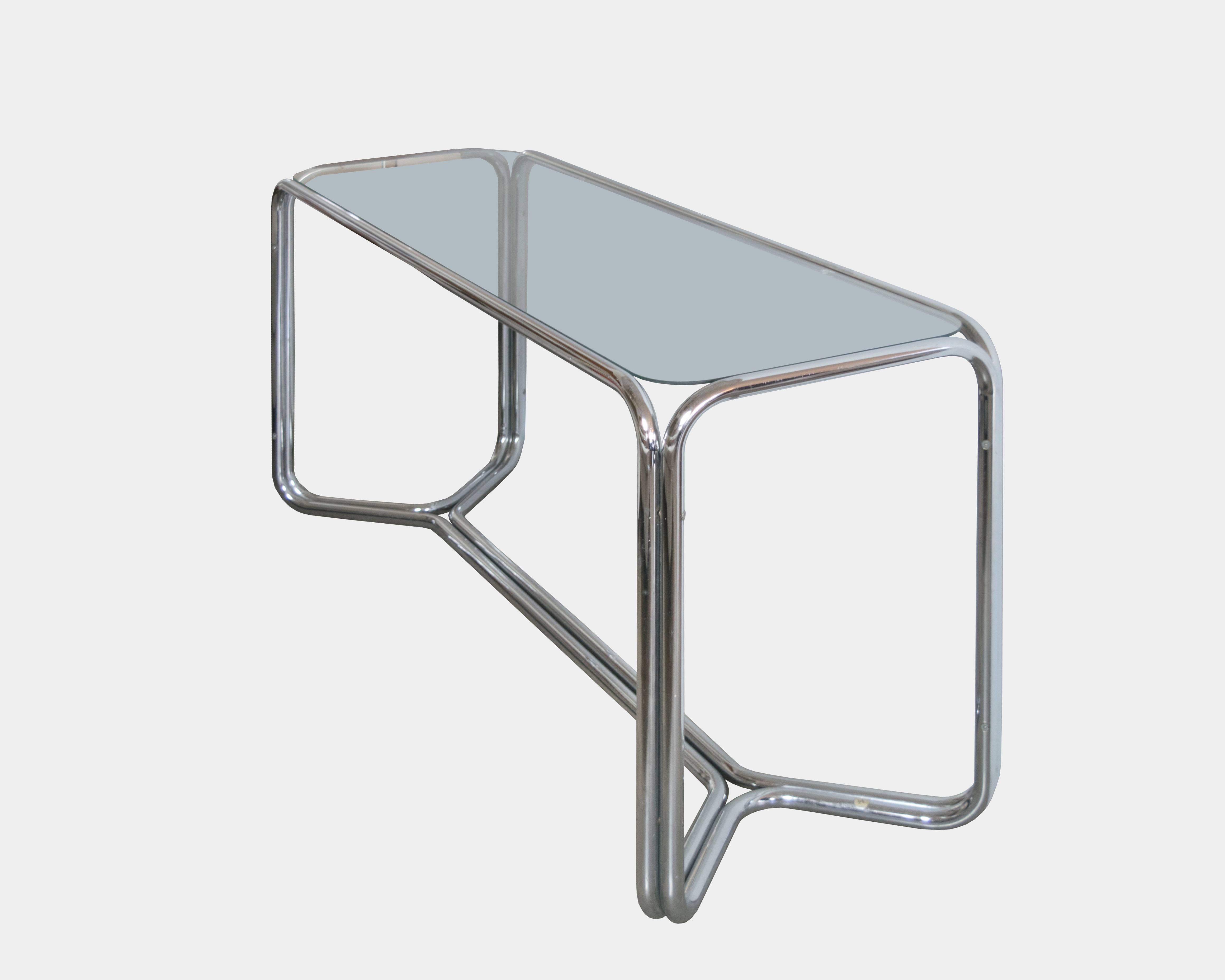Gorgeous Italian design of double bands of polished chrome create a sculptural double wide base in excellent condition.