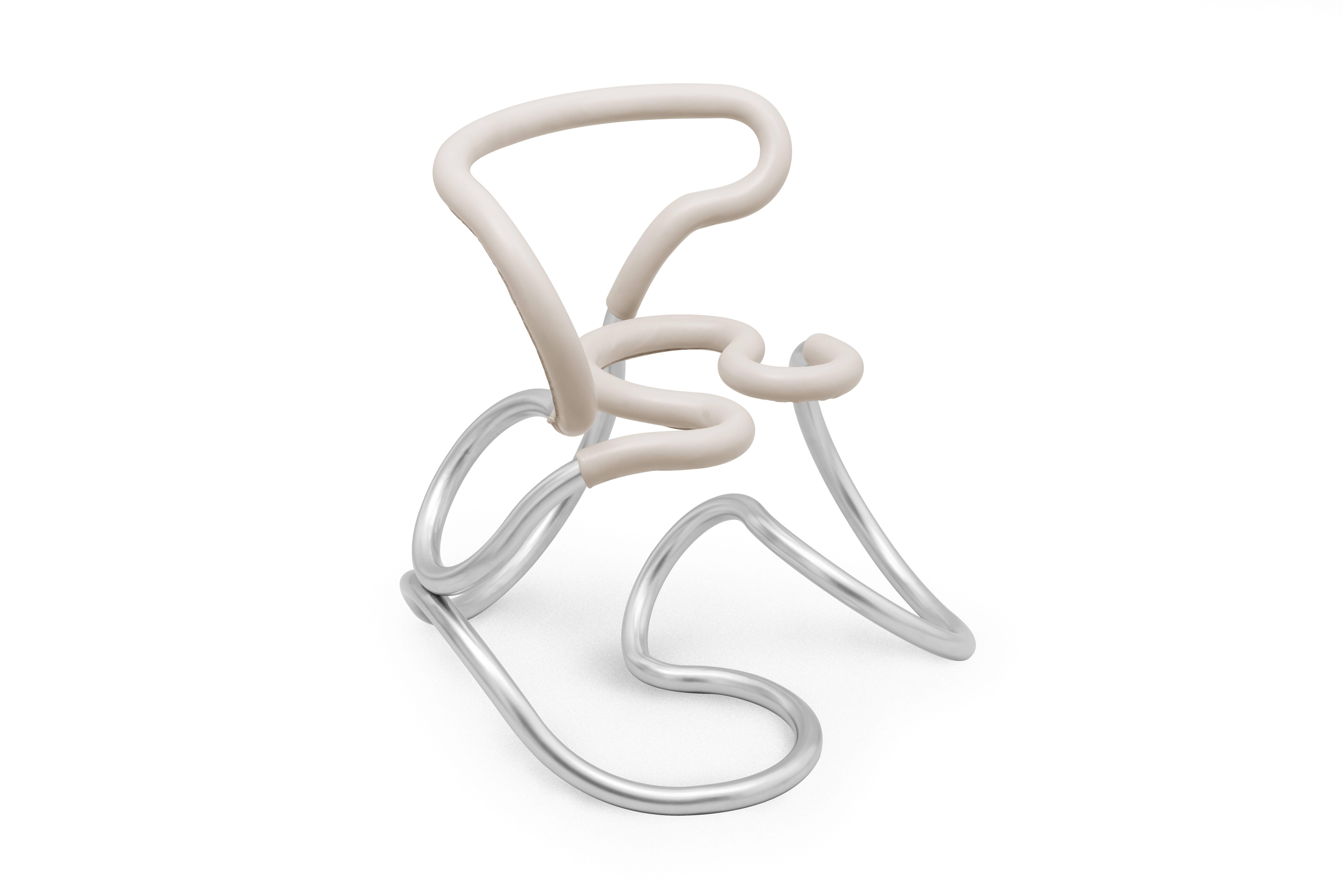 Aranda\Lasch erforscht und testet weiterhin verschiedene Möbelformen aus ihrer neuesten Railing Series, einer Serie von Designstücken, die aus gebogenen Rohren bestehen und außen mit Leder aus Schaumstoff ausgestattet sind. Der Geländerstuhl (R1 und